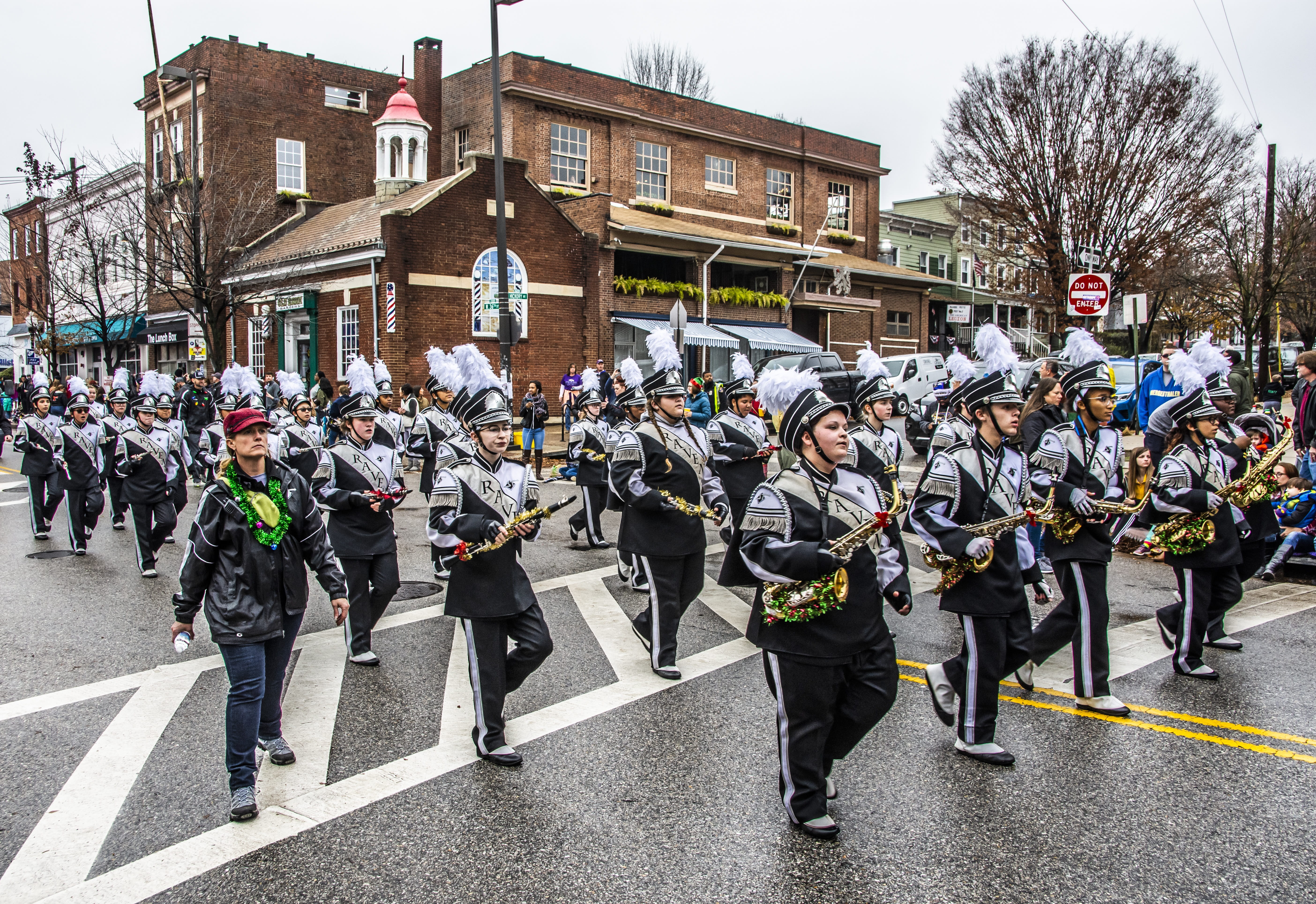 mayor, uniform, crowd, urban, law, outdoors, transportation, pugh, 5K, architecture, city, day, hampden, large group of people, celebration, road, built structure, HD Wallpaper
