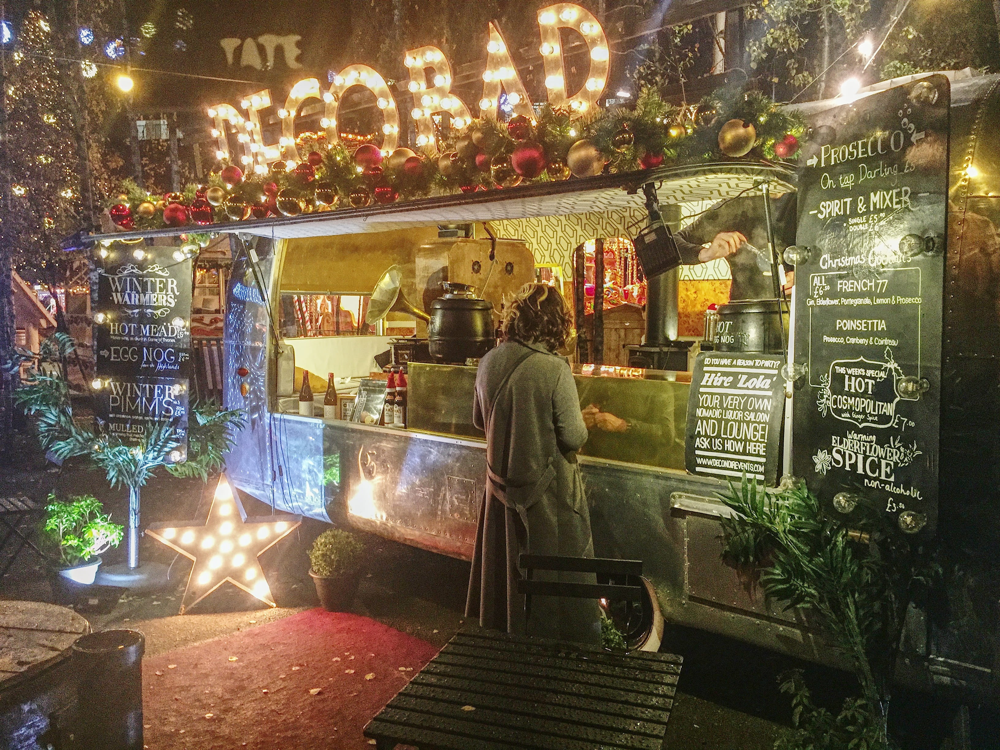 London, adult, text, food, bar - drink establishment, retail, business, women, communication, 2K, Christmas, Trailer, people, real people, city, lights, HD Wallpaper
