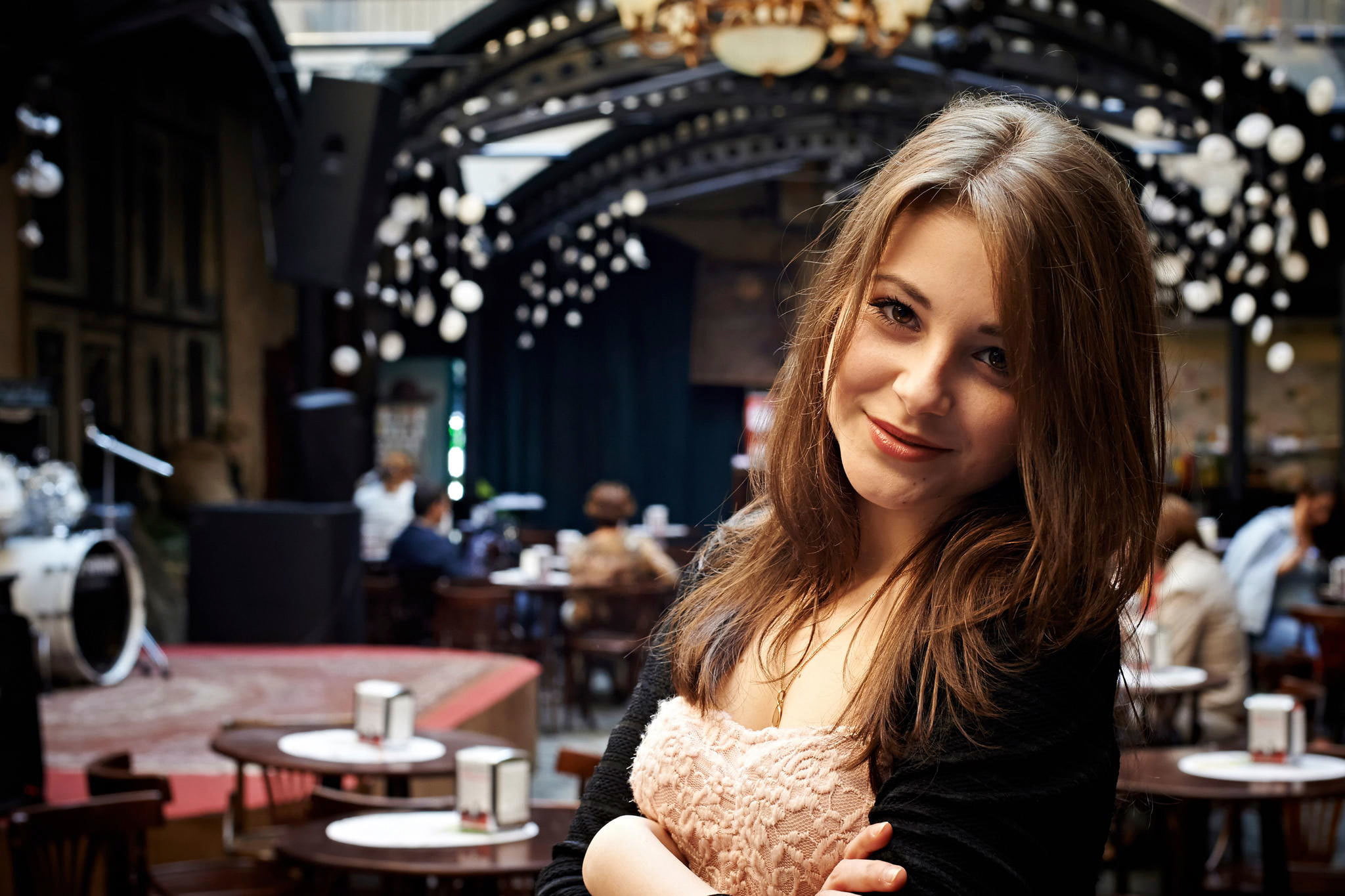 s, coffee Shop, only Women, cheerful, tops, smile, sitting, Dana, adult, beautiful People, indoors, casual Clothing, brown-eyed, elegance, long hair, one Woman Only, HD Wallpaper