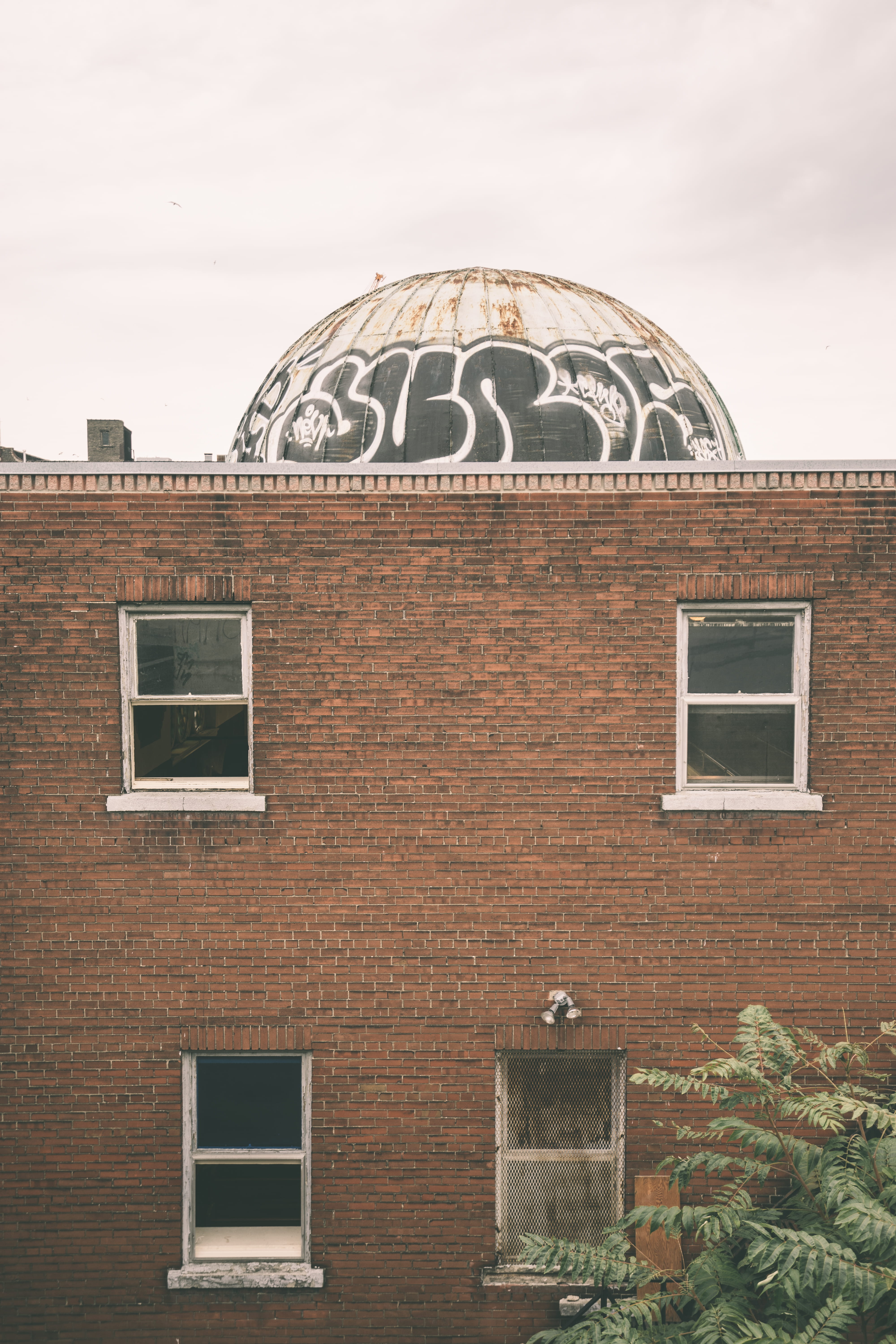 5K, observatory, arch, castle, brick, planetarium, built structure, graffiti, residential district, building, dome, building exterior, wall, house, sky, Phone HD Wallpaper
