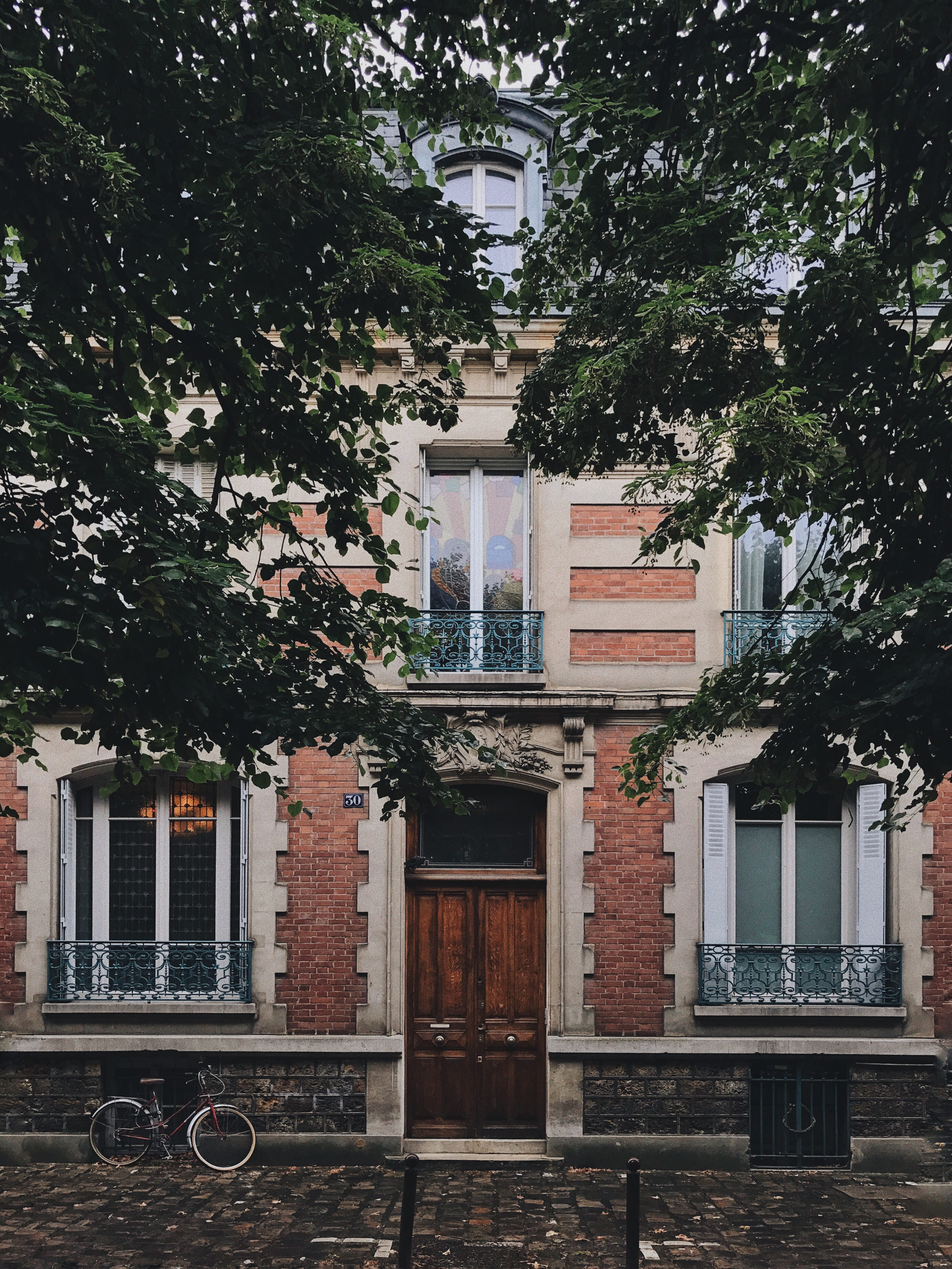 bike, low angle view, architecture, tree, concrete, building, day, window, city, built structure, trees, daytime, wall, parked, house, residential district, Phone HD Wallpaper