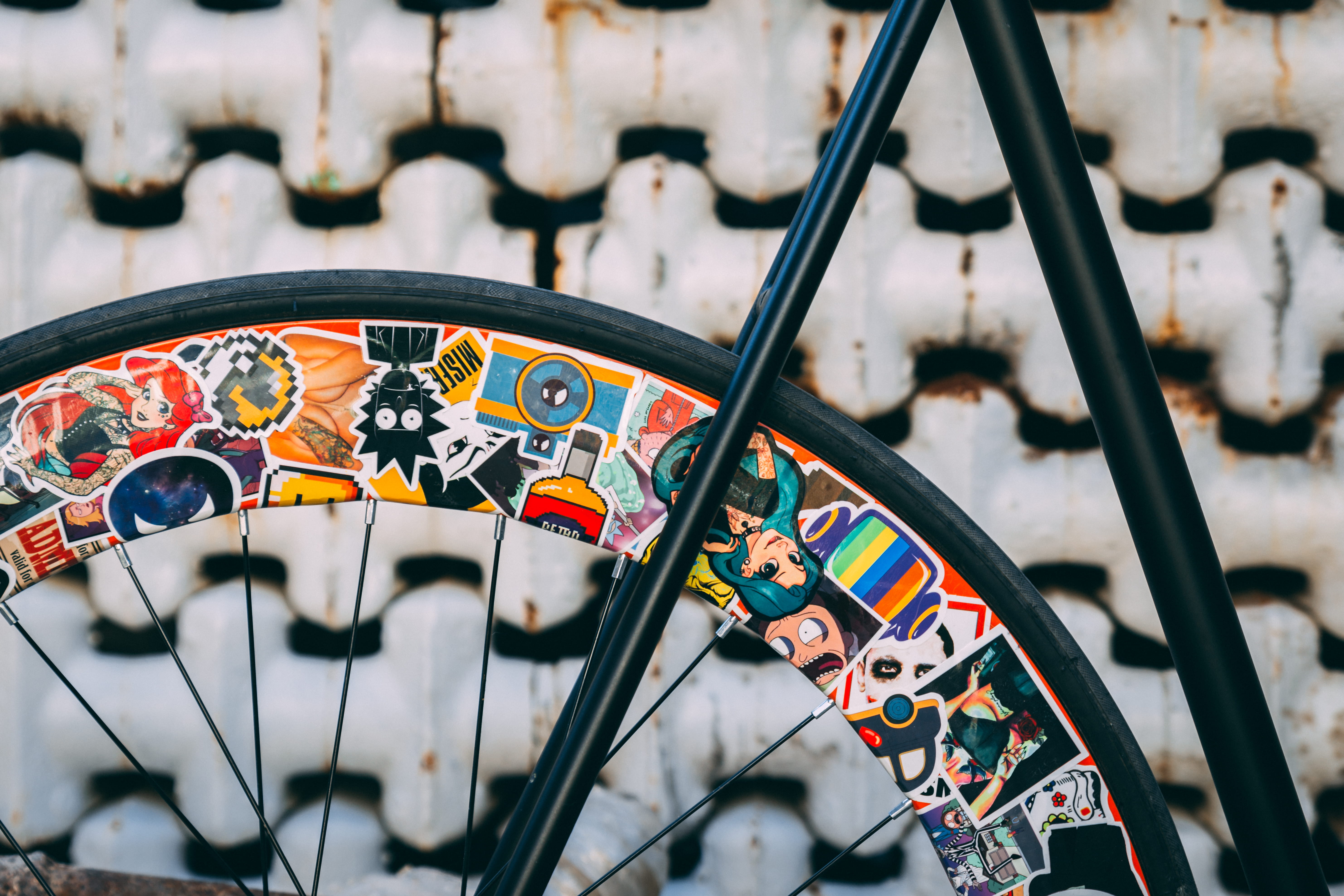 selective focus, amusement park, day, urban, stickerbomb, art, amusement park ride, city, accessories, focus on foreground, parked, wall, bike, wheel, clothing, HD Wallpaper