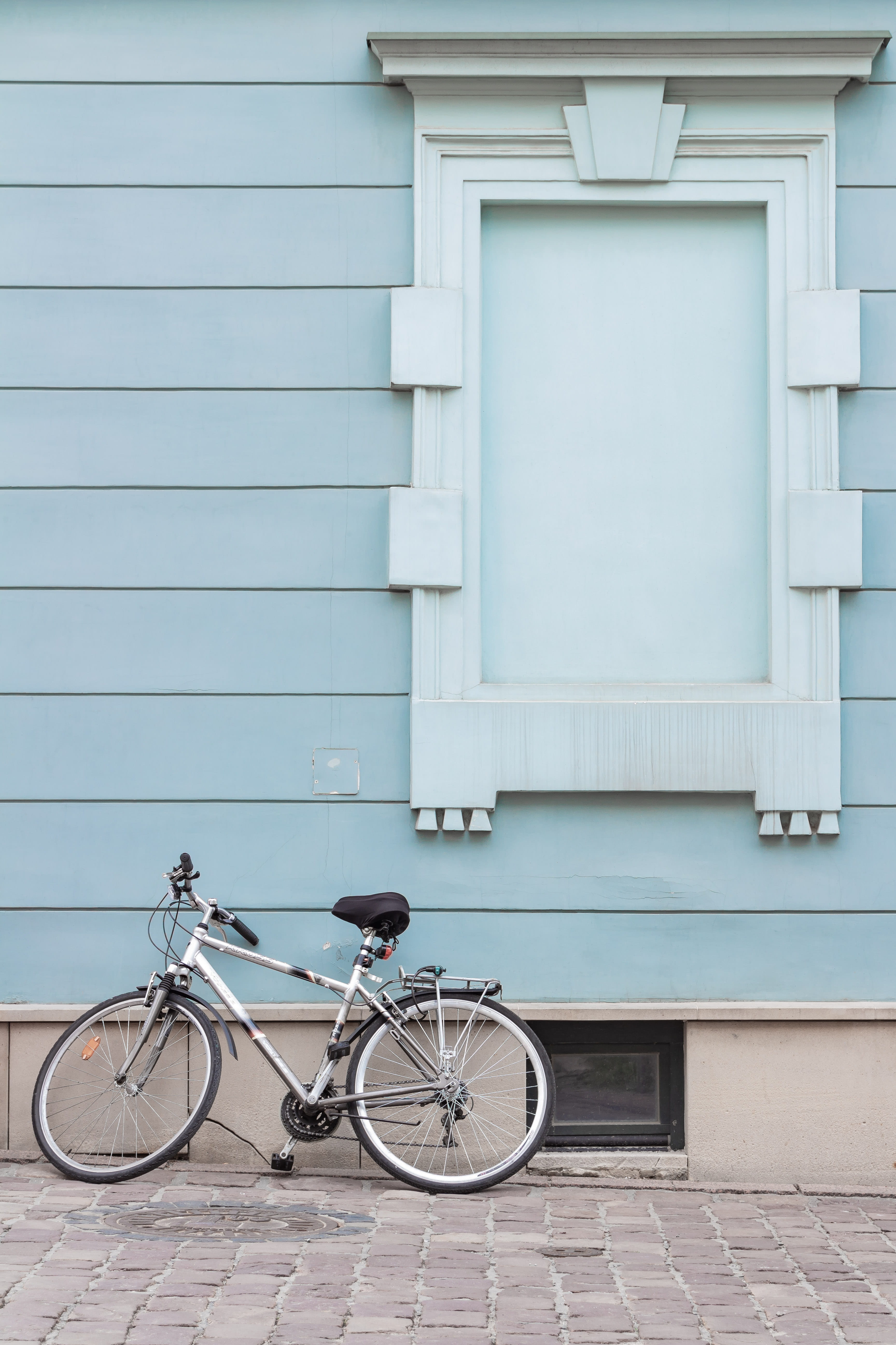 wall - building feature, building, outdoors, paving stone, city, mode of transportation, tenement house, bike, sidewalk, bicycle, street, no people, white color, Phone HD Wallpaper