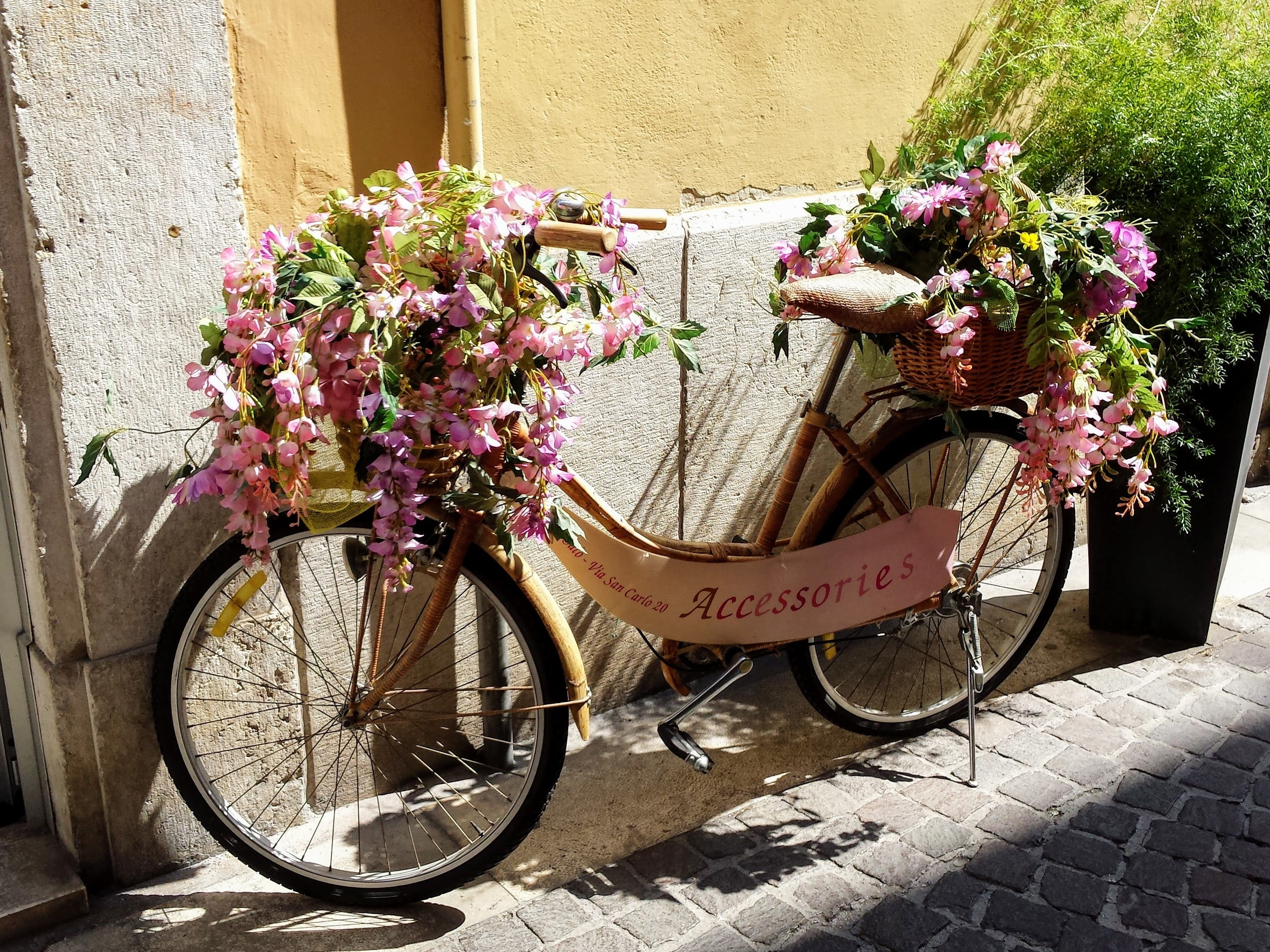 shop, day, basket, plant, italy, built structure, land vehicle, paving stone, flower arrangement, flower, yellow, mode of transport, freshness, outdoors, HD Wallpaper