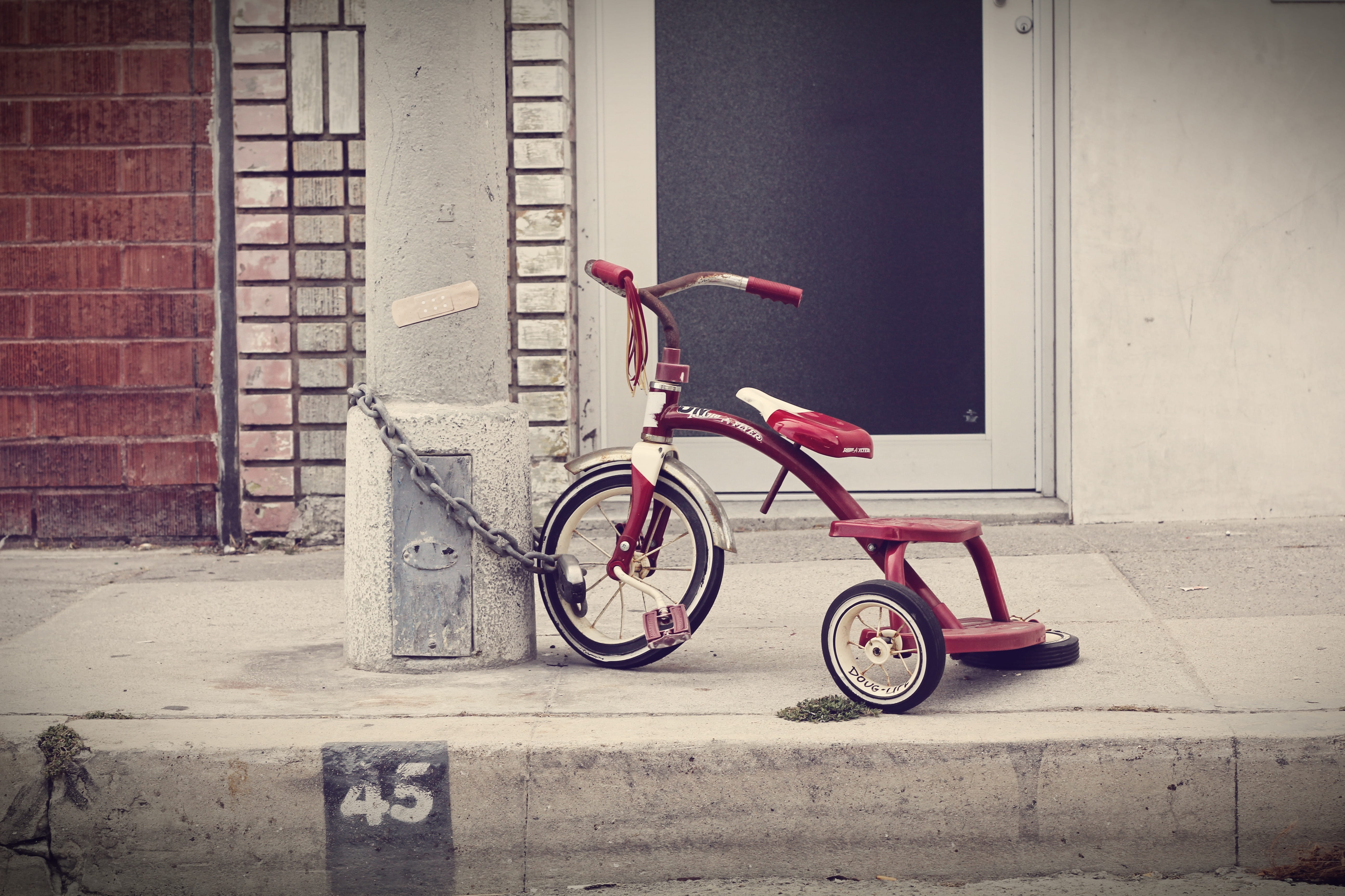 parking, three wheeler, brick, mode of transportation, sidewalk, bike, tricycle, wheels, day, bicycle, absence, locked, building exterior, land vehicle, HD Wallpaper