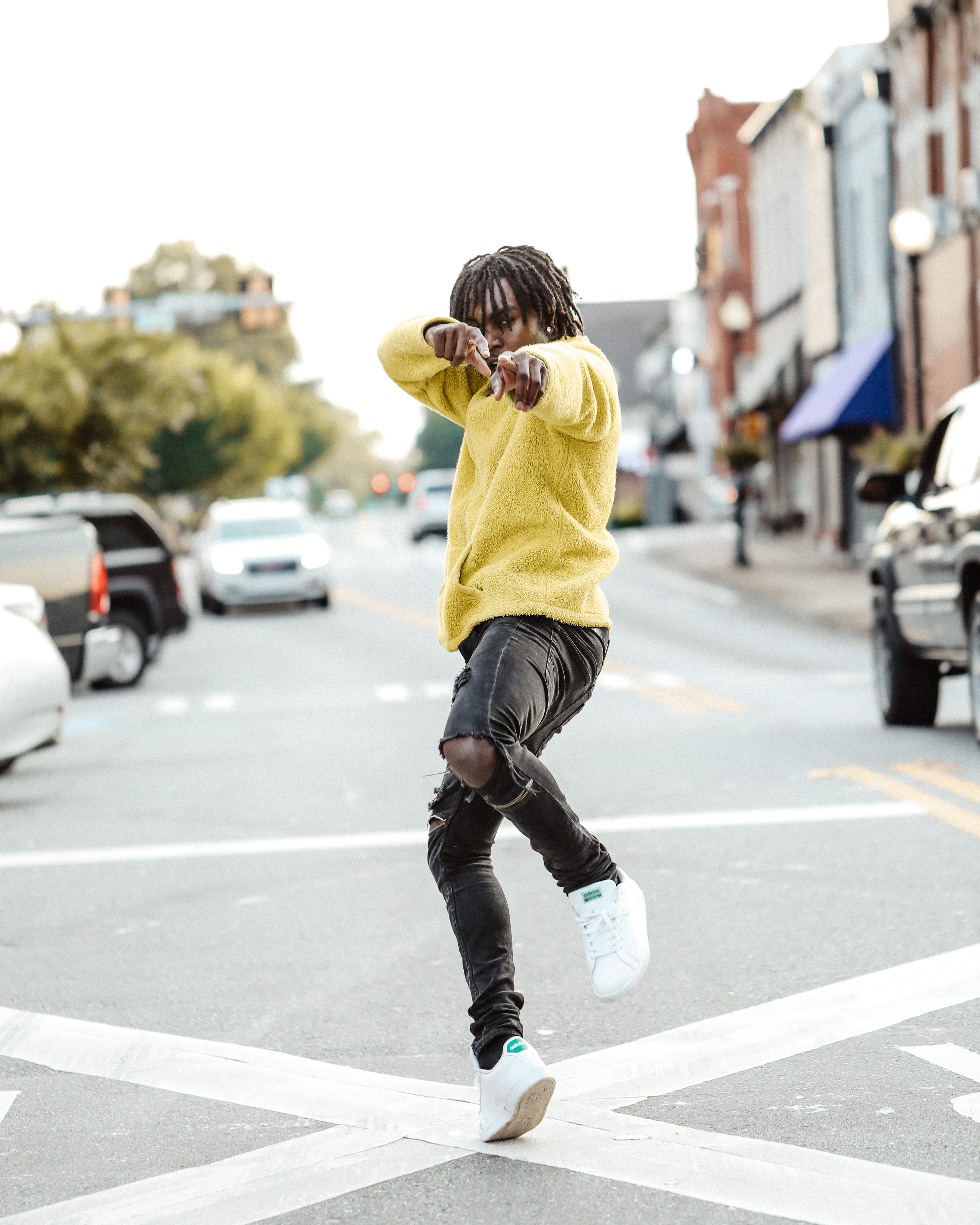full length, land vehicle, car, person, daytime, dancing, road, guy, standing, rear view, point, marking, casual clothing, real people, outdoors, ripped jean, Phone HD Wallpaper