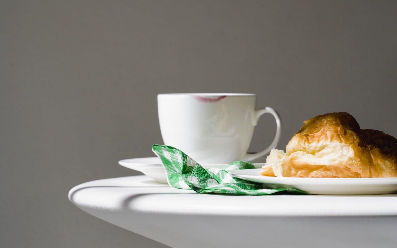 coffee, lipstick, sweet Food, caffeine, milk, indoors, crockery, snack, pastry, table, morning, brown, plate, drink, ready-to-eat, croissant, cake, black background, HD Wallpaper