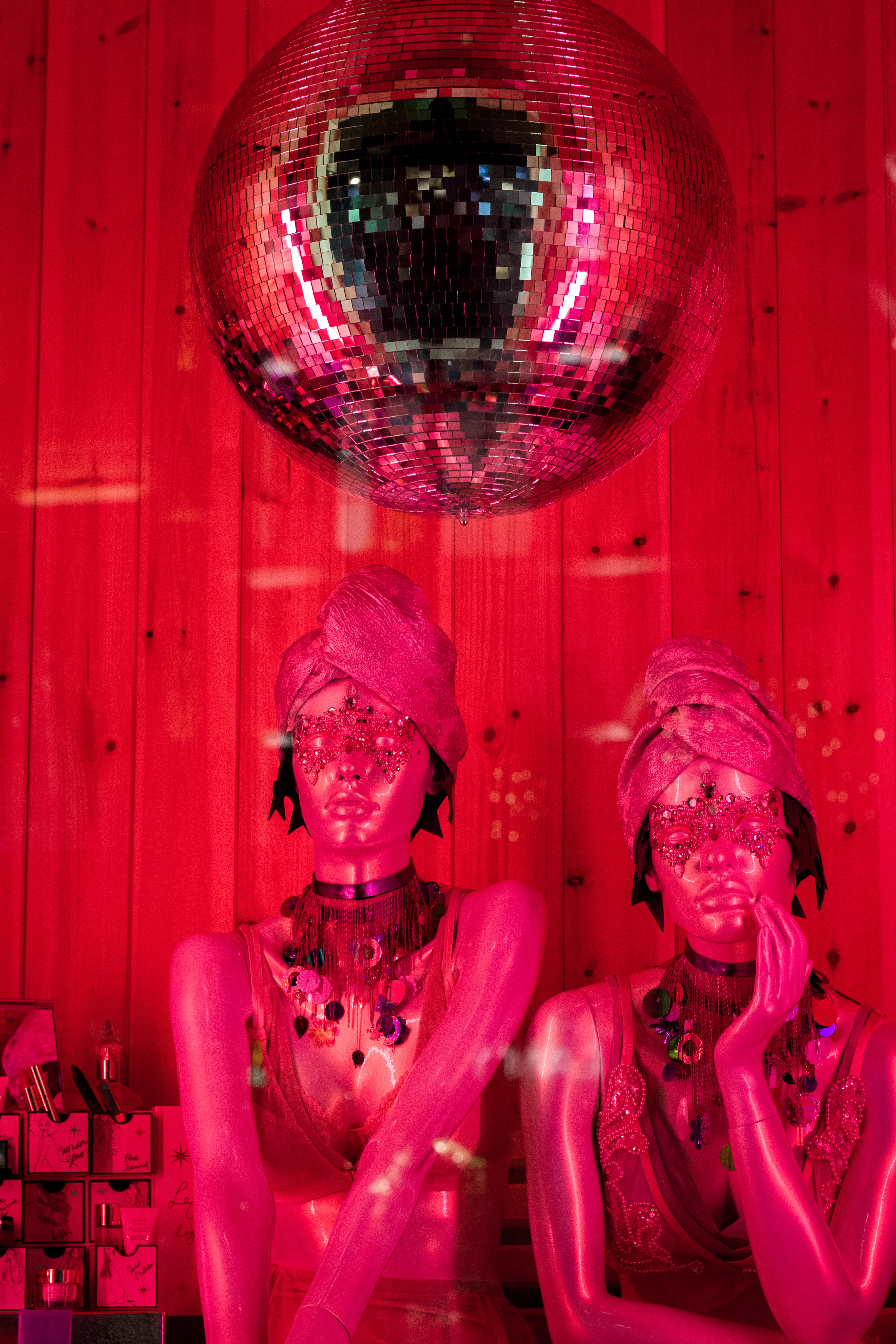 mannequin, sculpture, human representation, indoors, red, shopping, united kingdom, pink color, 2016, xmas, london christmas, statue, 4K, leisure activity, Phone HD Wallpaper