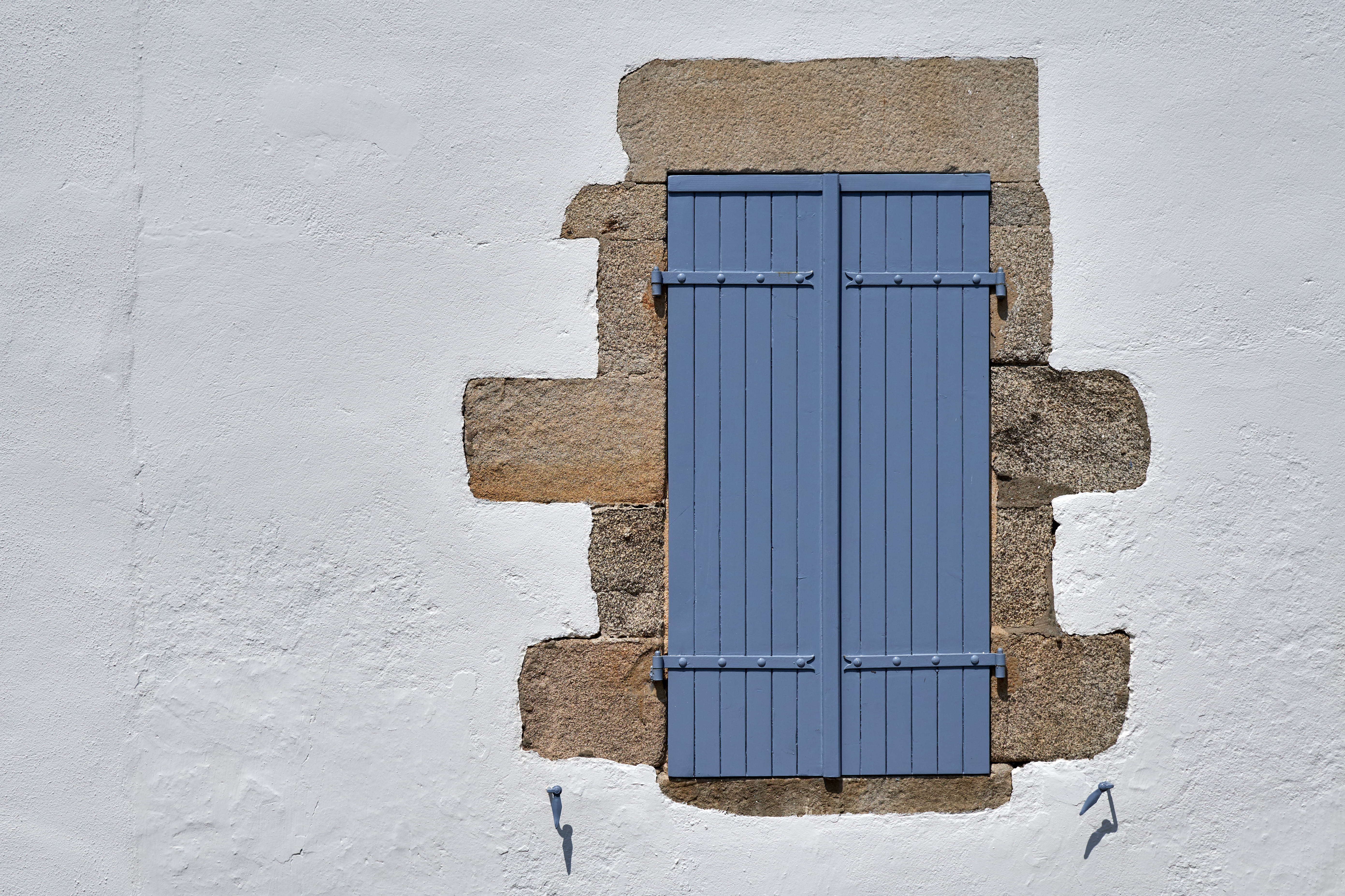 5K, day, white, wall, stone, built structure, window, wooden, architecture, nature, closed, textured, pattern, metal, door, sunlight, outdoors, gray, close-up, HD Wallpaper