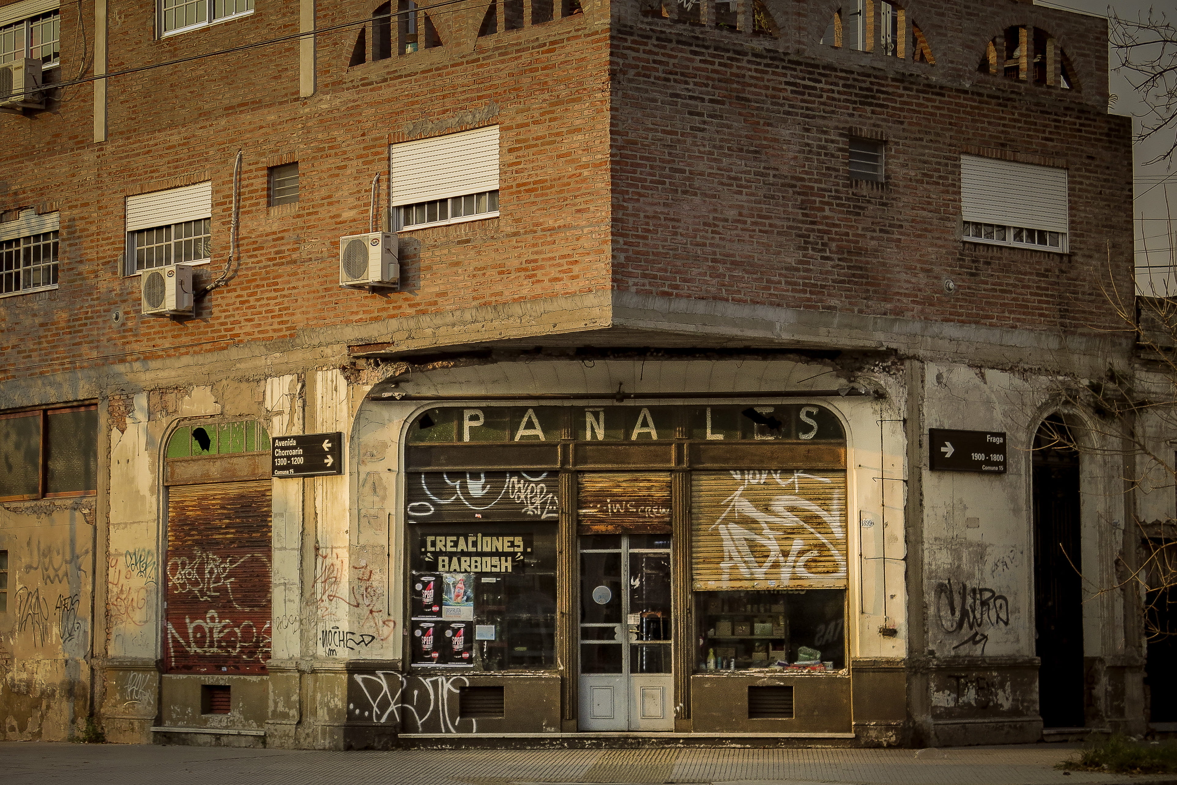 building exterior, store front, store, panales, brick wall, sotre, argentina, corner, city, shutter, shopwindow, communication, daytime, graffiti, cafe, HD Wallpaper