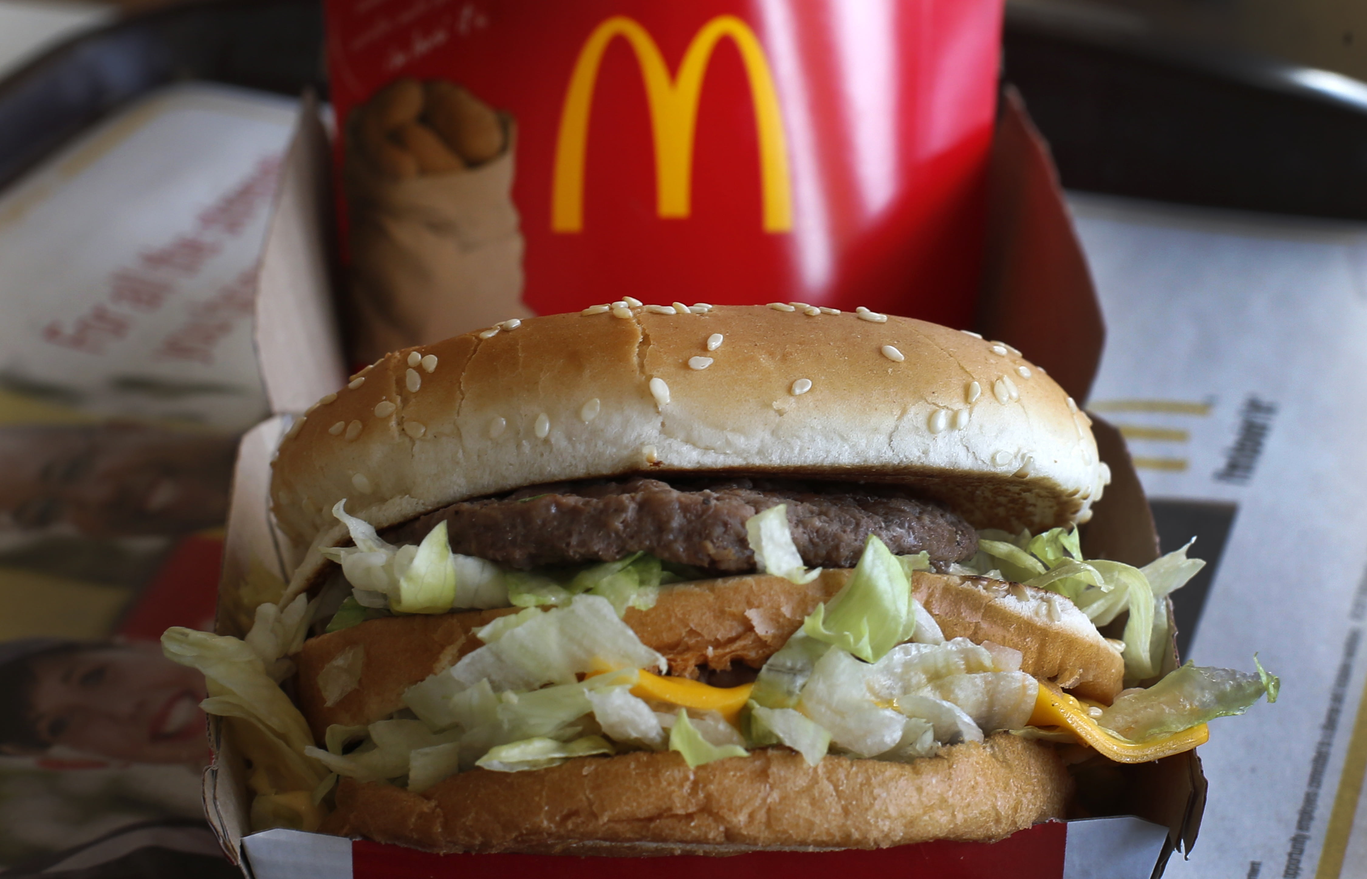 big mac, temptation, restaurant, lettuce, 4K, focus on foreground, indulgence, bun, fast Food Restaurant, indoors, ketchup, onion, food and drink, vegetables, HD Wallpaper