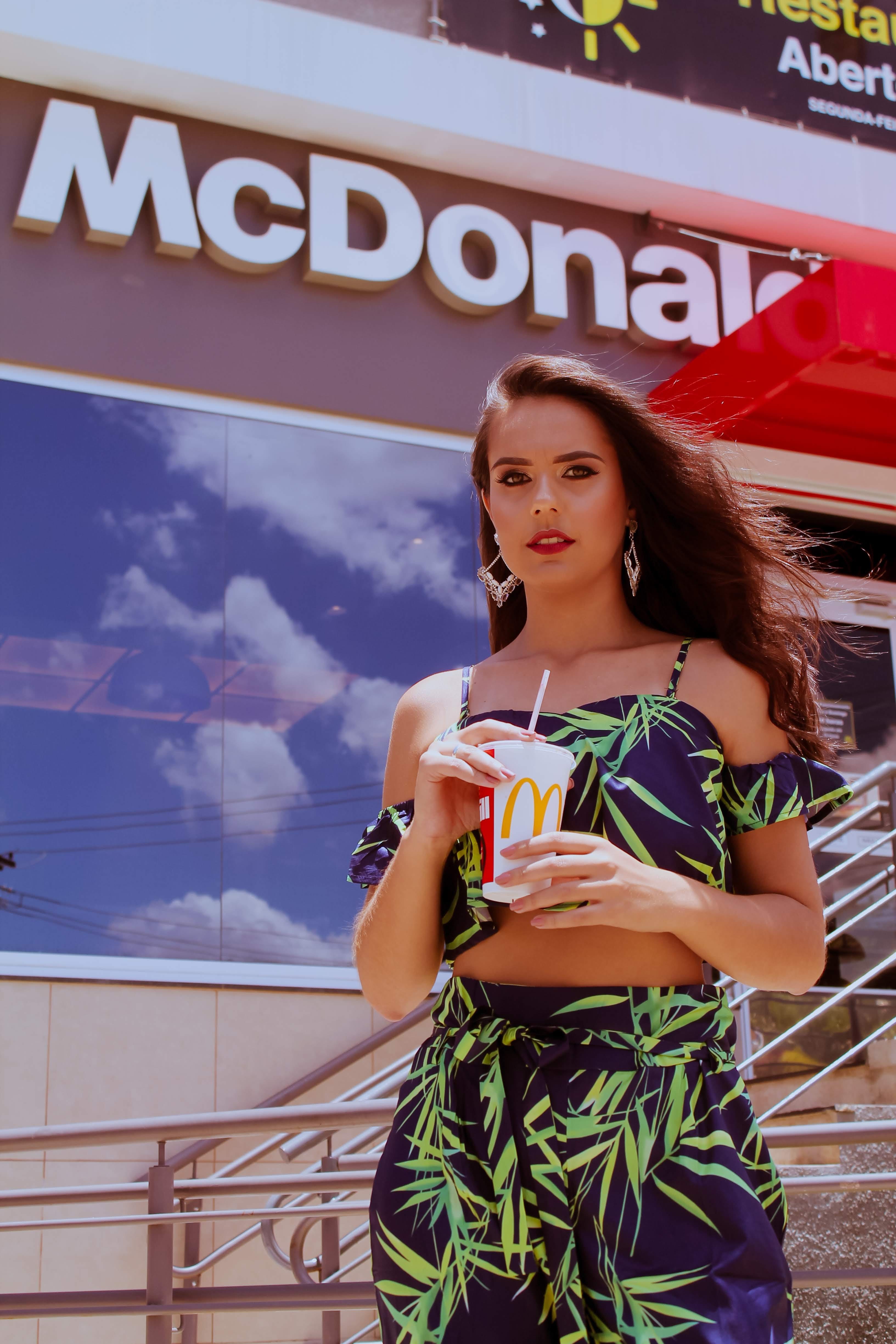 beauty, real people, long hair, women, woman, 4K, photo, holding, casual clothing, s, brunette, plastic, glass, mcdonald, hairstyle, front view, photoshoot, Phone HD Wallpaper