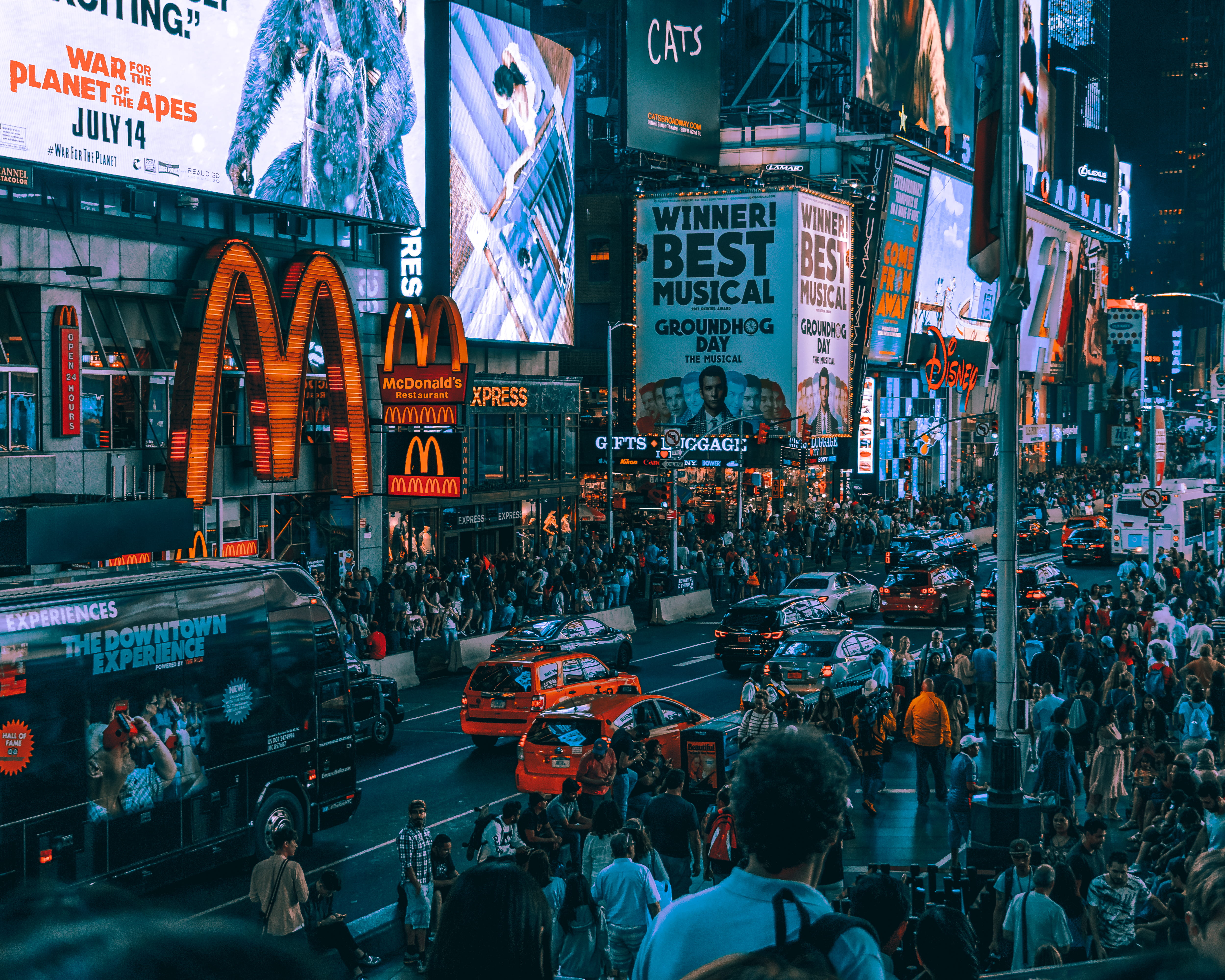 mcdonald, crowd, outdoors, shop, urban, communication, s, transportation, men, square, front, building exterior, group of people, time, new, lifestyles, HD Wallpaper