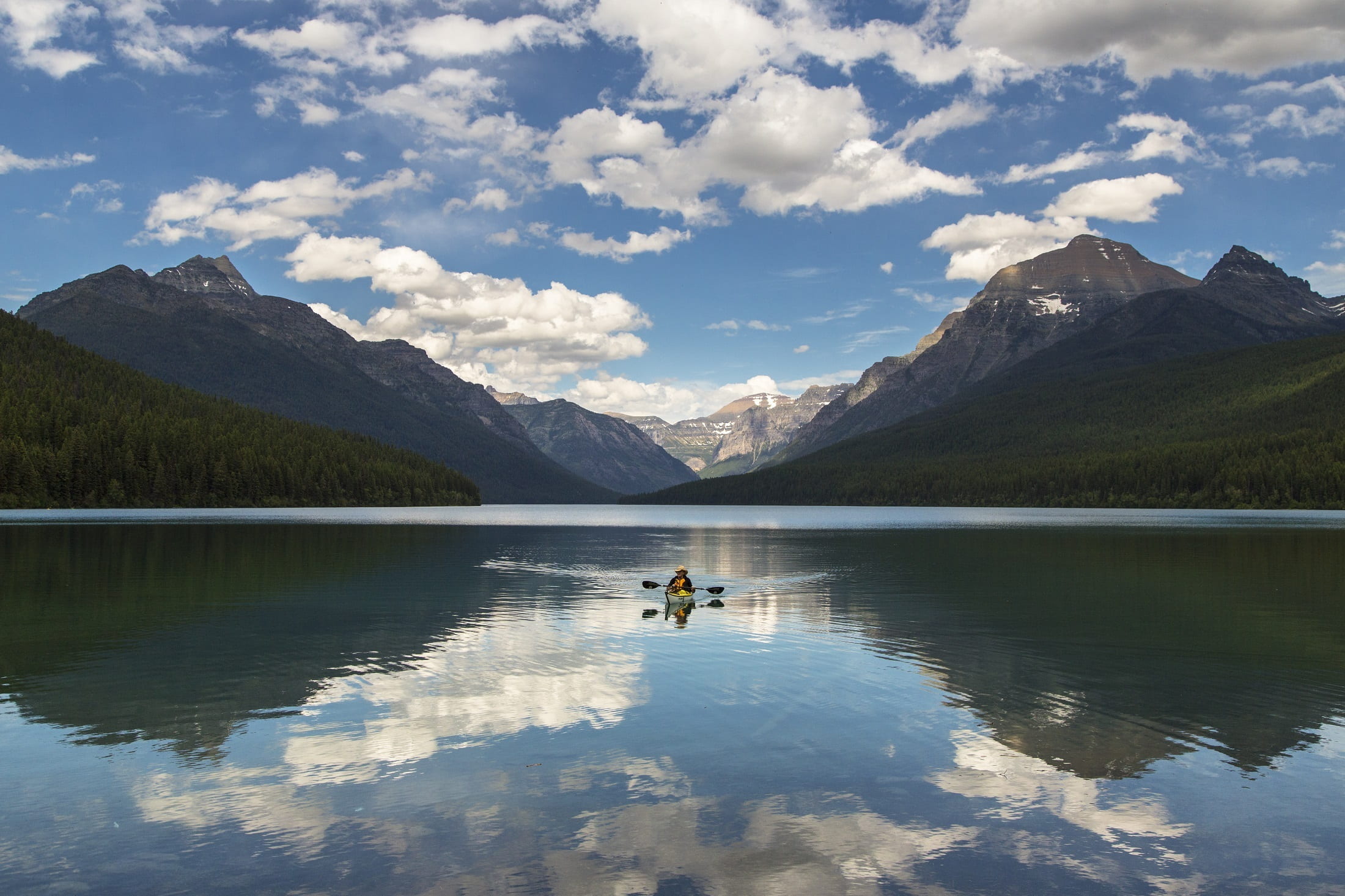scenics - nature, reflection, mountains, cloud - sky, mountain, nature, oars, real people, beauty in nature, leisure activity, fun, boat, tranquility, tranquil scene, HD Wallpaper