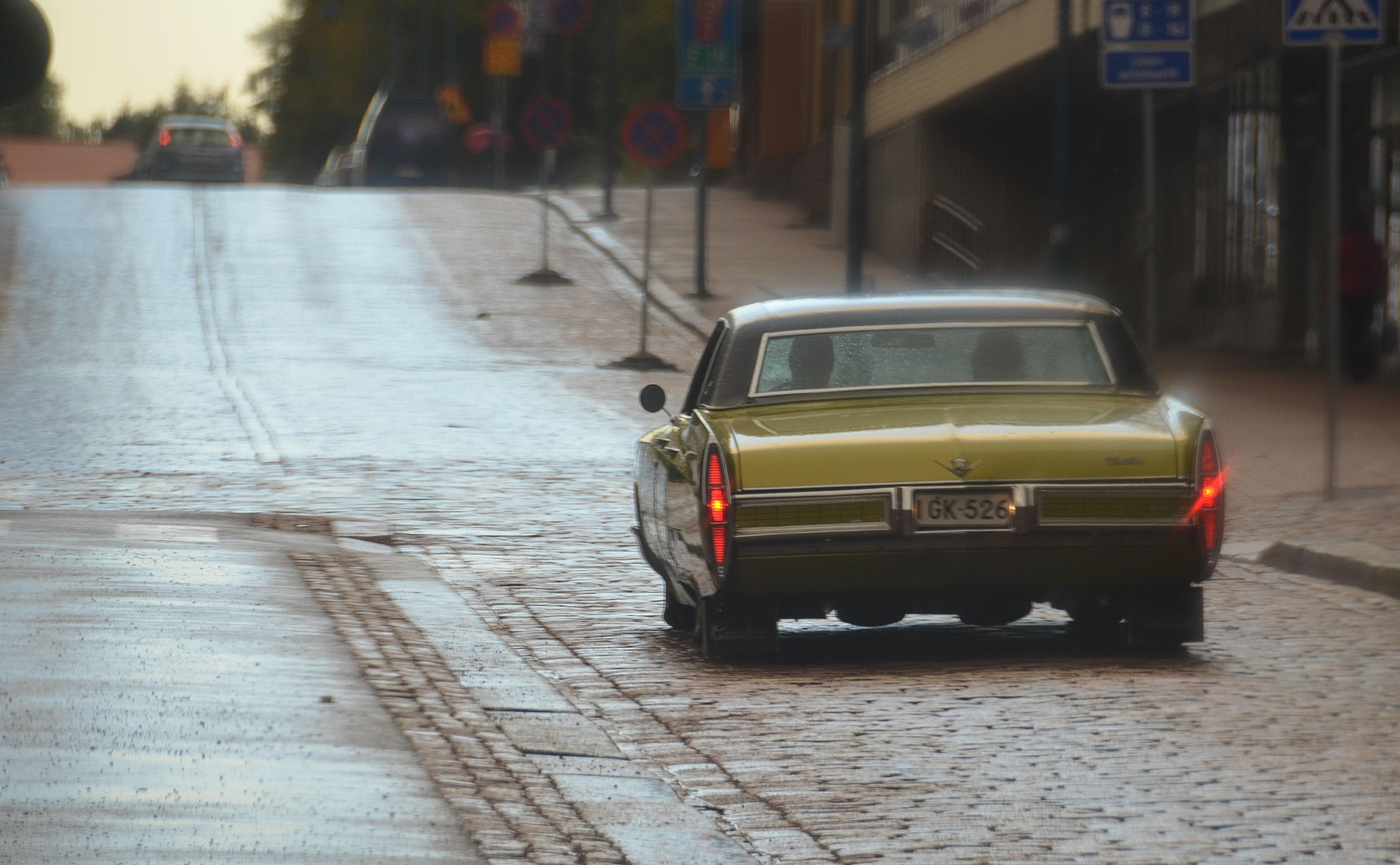 architecture, outdoors, green, rain, Classic Cars, built structure, focus on foreground, vehicle, building exterior, City, cruising, classic car, Motors, HD Wallpaper