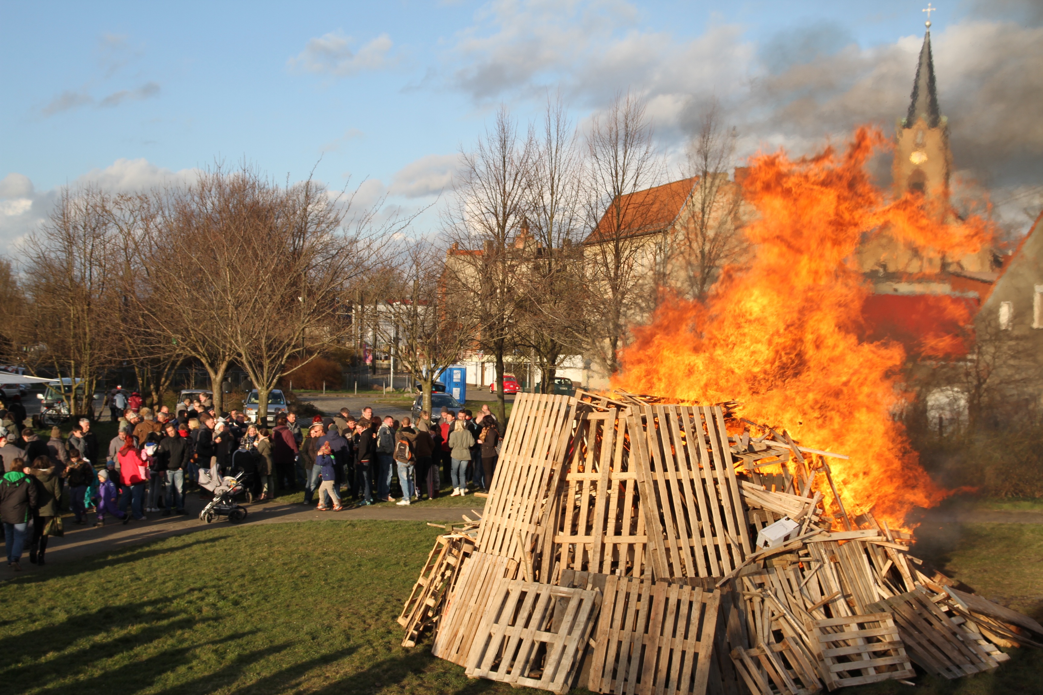 2K, midsummer, campfire, real people, occupation, wood fire, building exterior, easter fire, outdoors, tree, government, aggression, smoke - physical structure, HD Wallpaper
