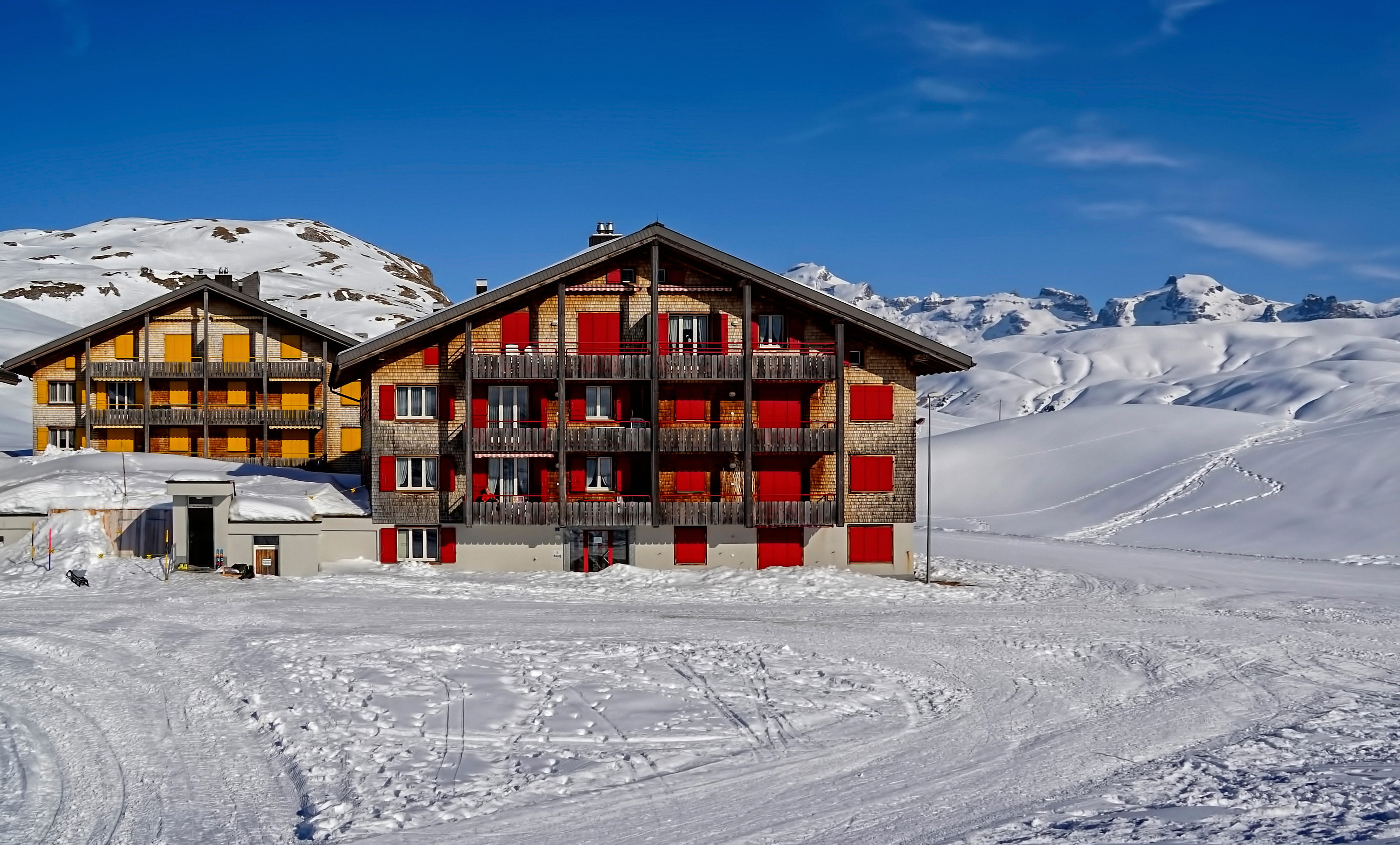 balcony, no people, scenics - nature, roof, day, melchsee-frutt, blind, melchsee -trutt, kerns, window, ski resort, built structure, snowcapped mountain, HD Wallpaper