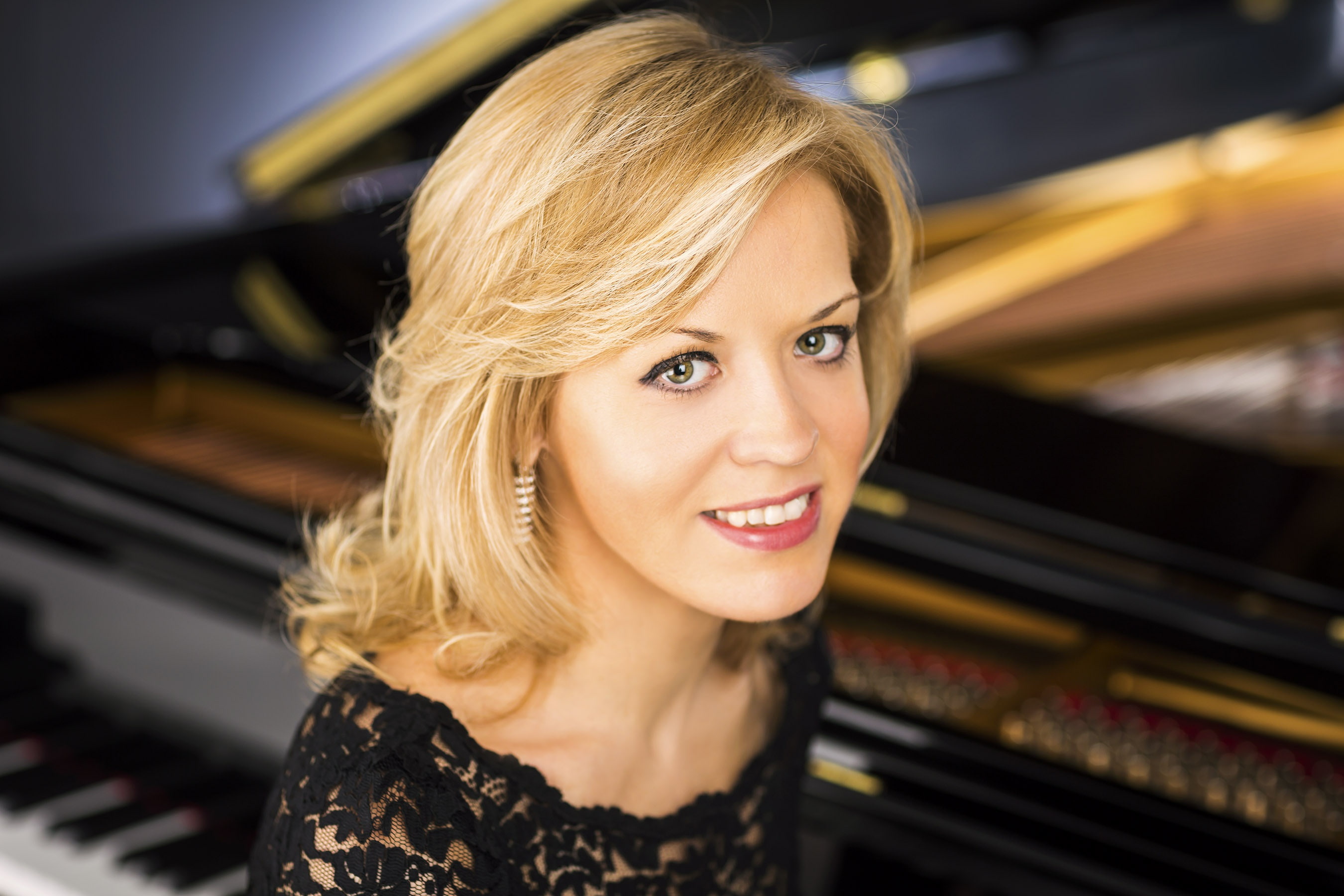 brown-eyed, Steinway and Sons, Olga Kern, white teeth, 2K, beauty, smile, blonde, pianist, HD Wallpaper