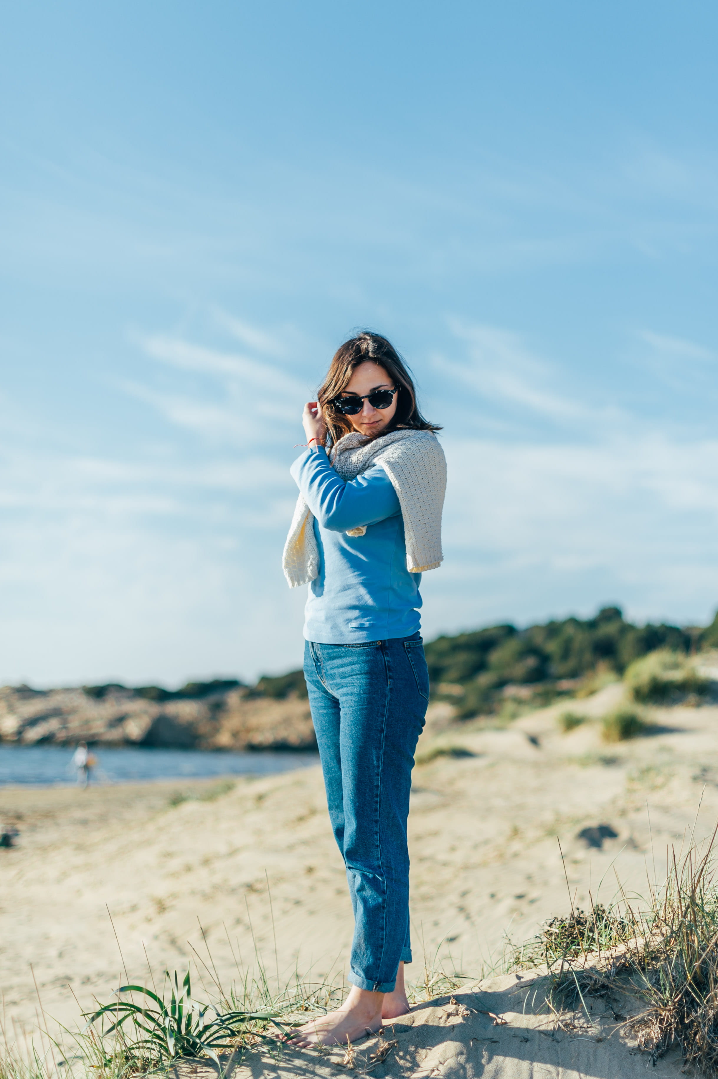 front view, gray, coast, female, foot, fashion, seashore, long hair, 2K, bare, focus on foreground, beautiful girl, sunglasses, beach, blue sky, woman, Phone HD Wallpaper