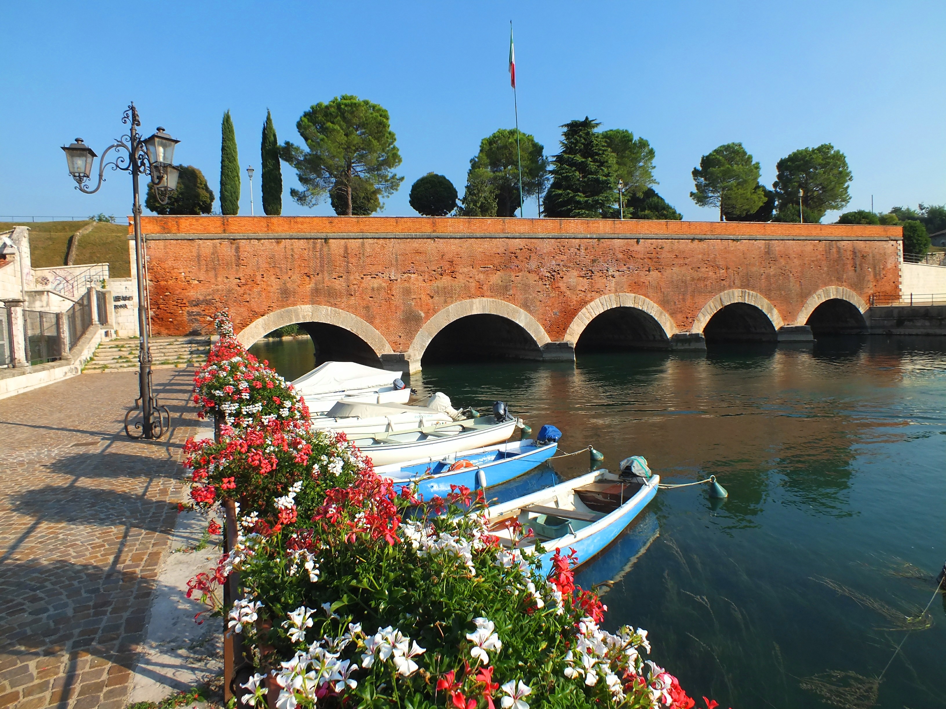 tree, arch, 2K, building exterior, sky, bridge - man made structure, port, nature, flower, garda, outdoors, day, growth, holiday, peschiera del garda, HD Wallpaper
