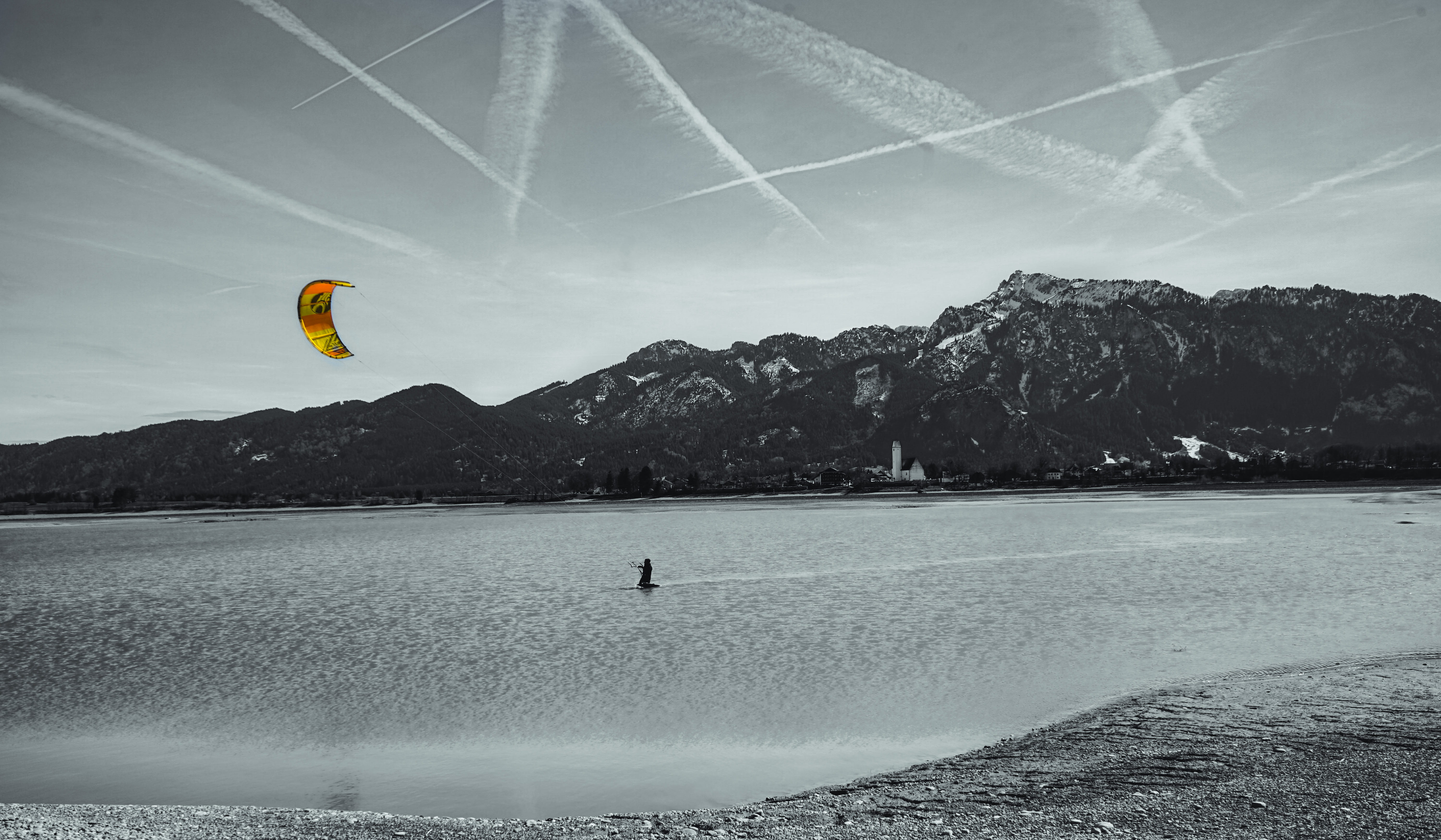 gliding, sea, nature, leisure activity, 5K, flying, human, outdoors, kiteboarding, füssen, one person, mountain, ocean, sky, paragliding, beauty in nature, HD Wallpaper