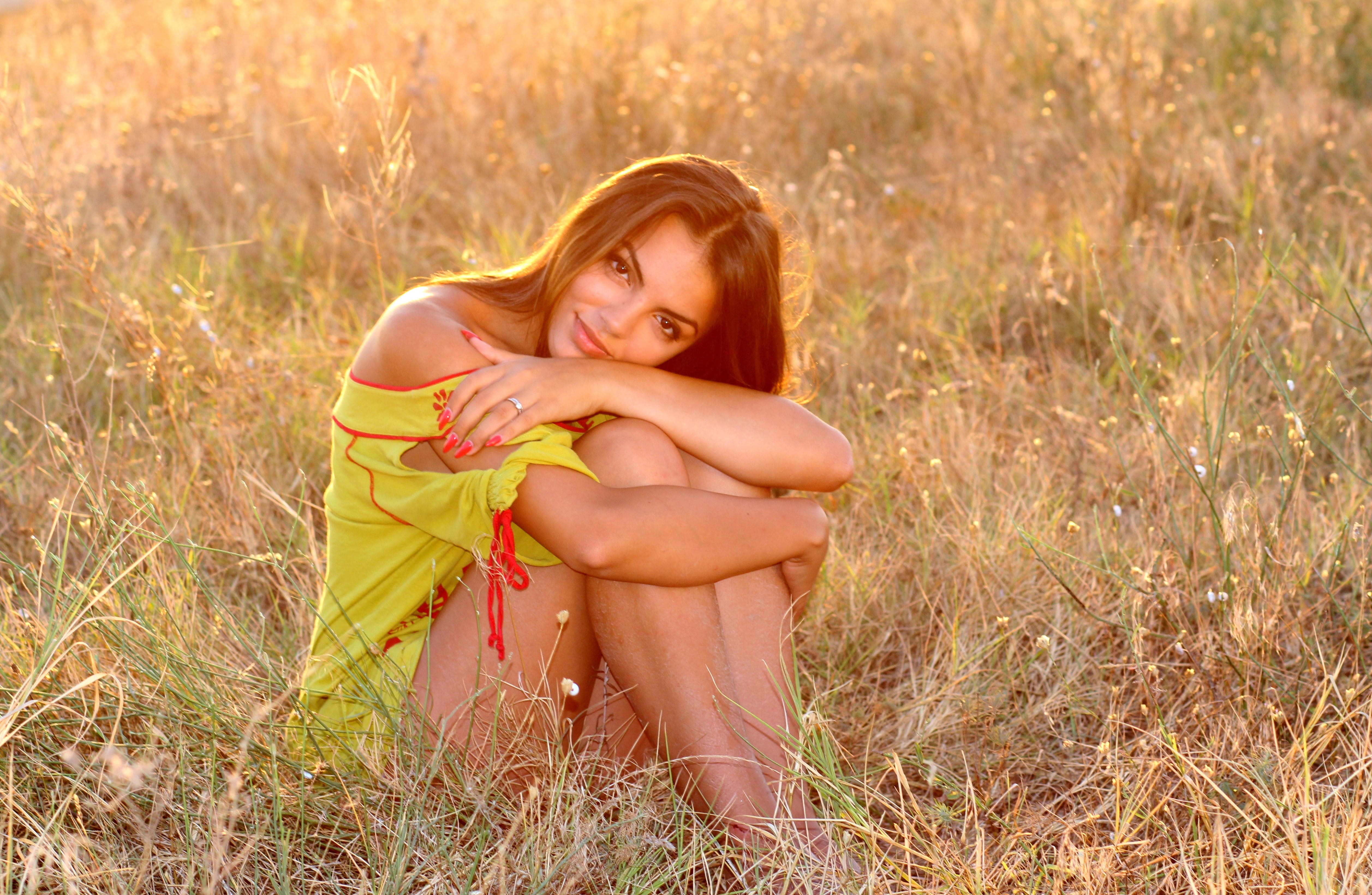 full length, beauty, light, sitting, lifestyles, sunlight, grass, beautiful, outdoors, adult, in the evening, meadow, yellow, people, summer, women, emotion, HD Wallpaper