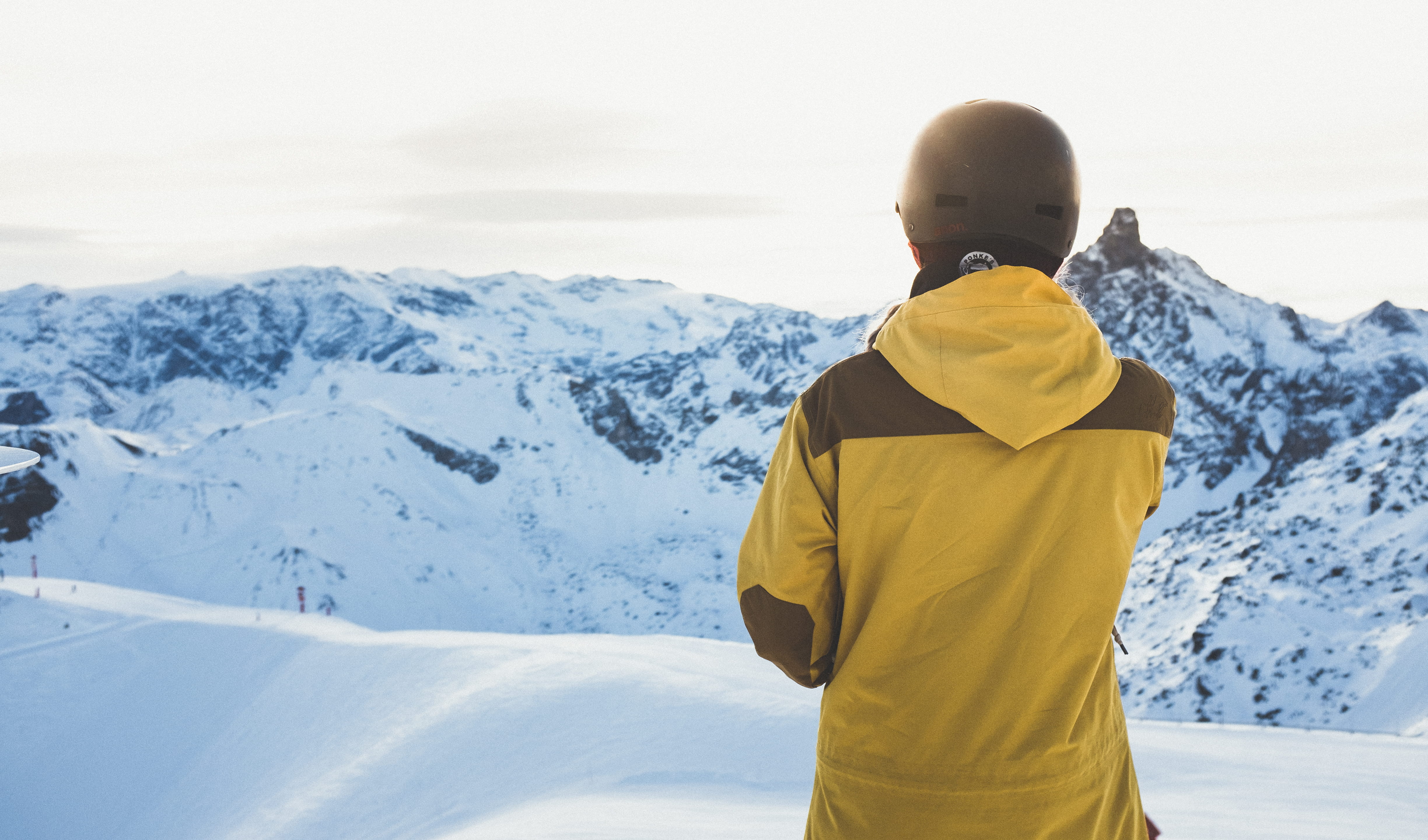 daytime, viewing, adults Only, mountain range, men, back, 4K, winter sport, mountain, people, rear view, white mountain, behind, ski resort, facing, snowboarding, HD Wallpaper