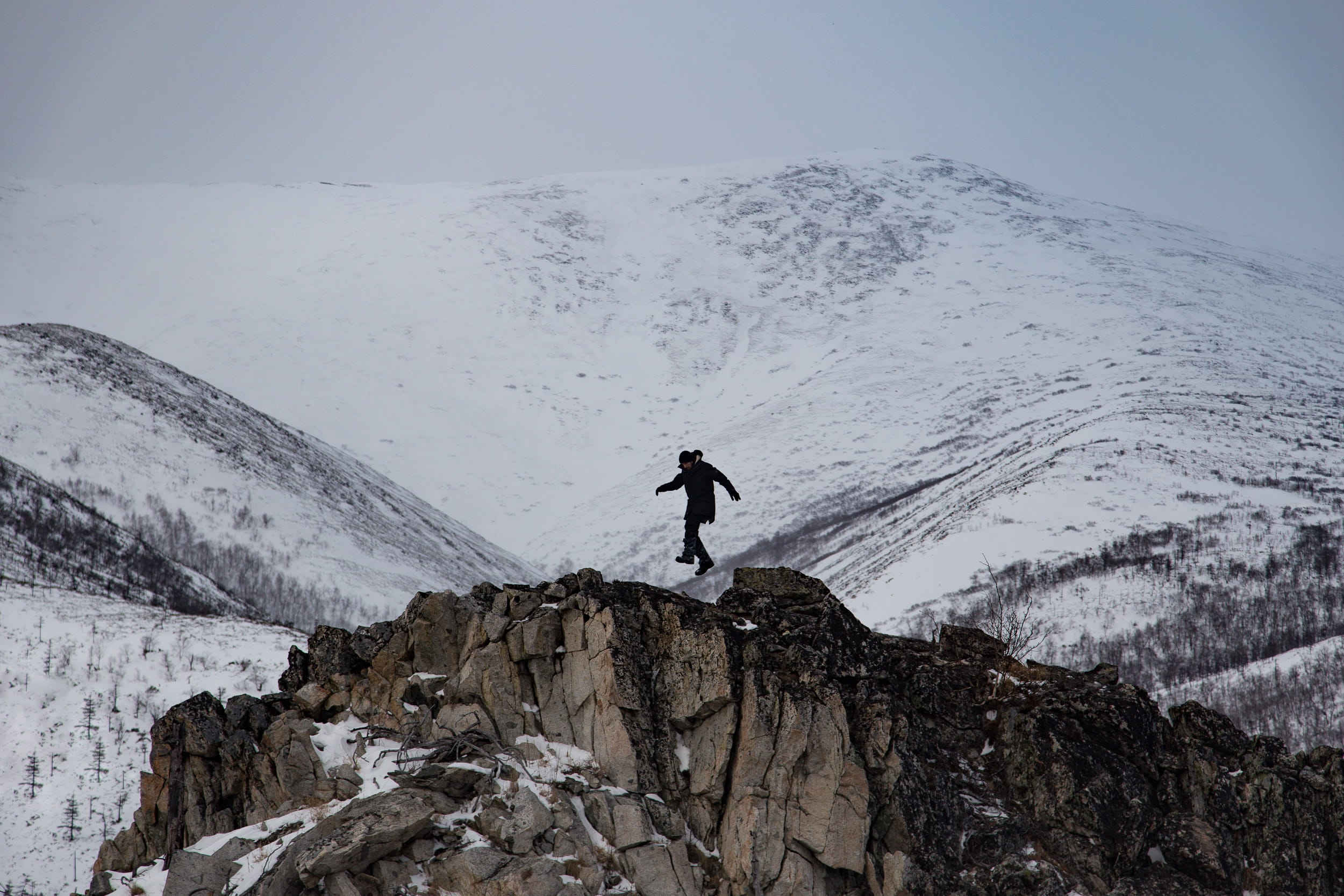 full length, sky, people, cold temperature, hiking, on top, outdoors, environment, white, mountain peak, activity, white mountains, mountains, men, brown mountain, HD Wallpaper