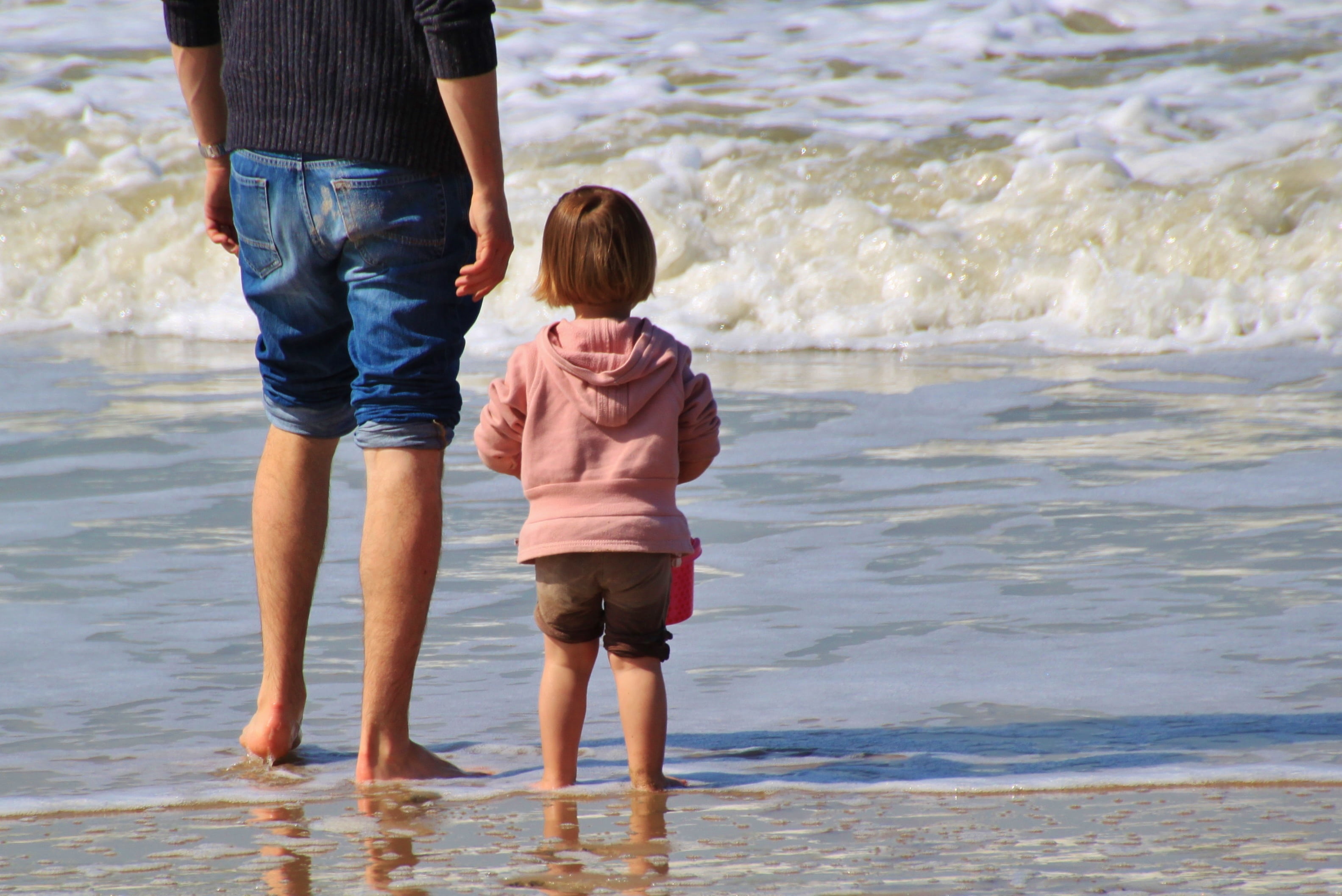 caucasian Ethnicity, man, summer, father, two people, pink, stand, spray, beside, girl, blue, together, real people, happiness, travel, shorts, water, boys, HD Wallpaper