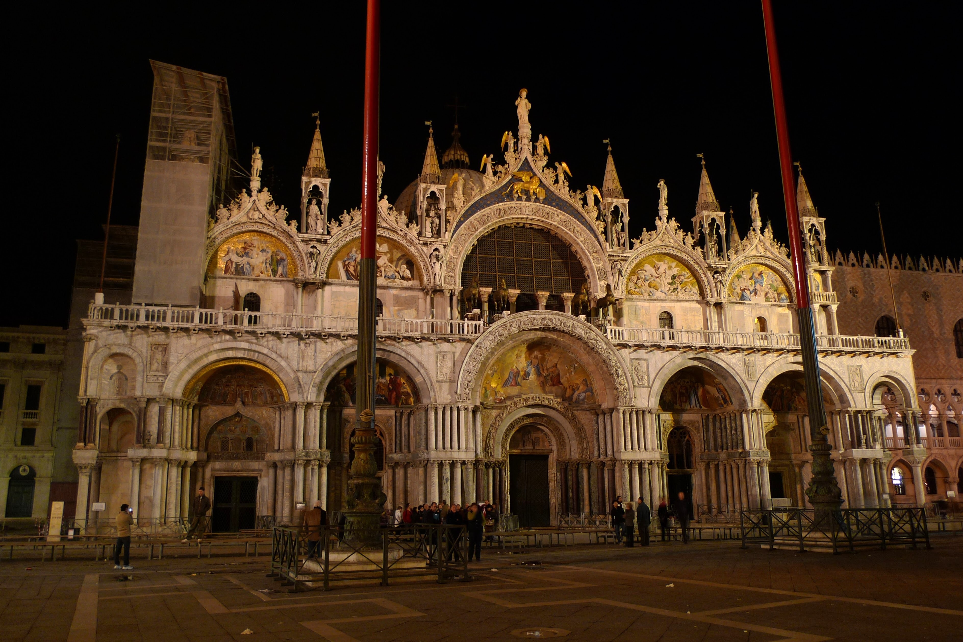 night, real people, building, crowd, basilica, built structure, venice, domes, belief, eardrum, travel, facade, city, architecture, history, facades, st-marc, HD Wallpaper