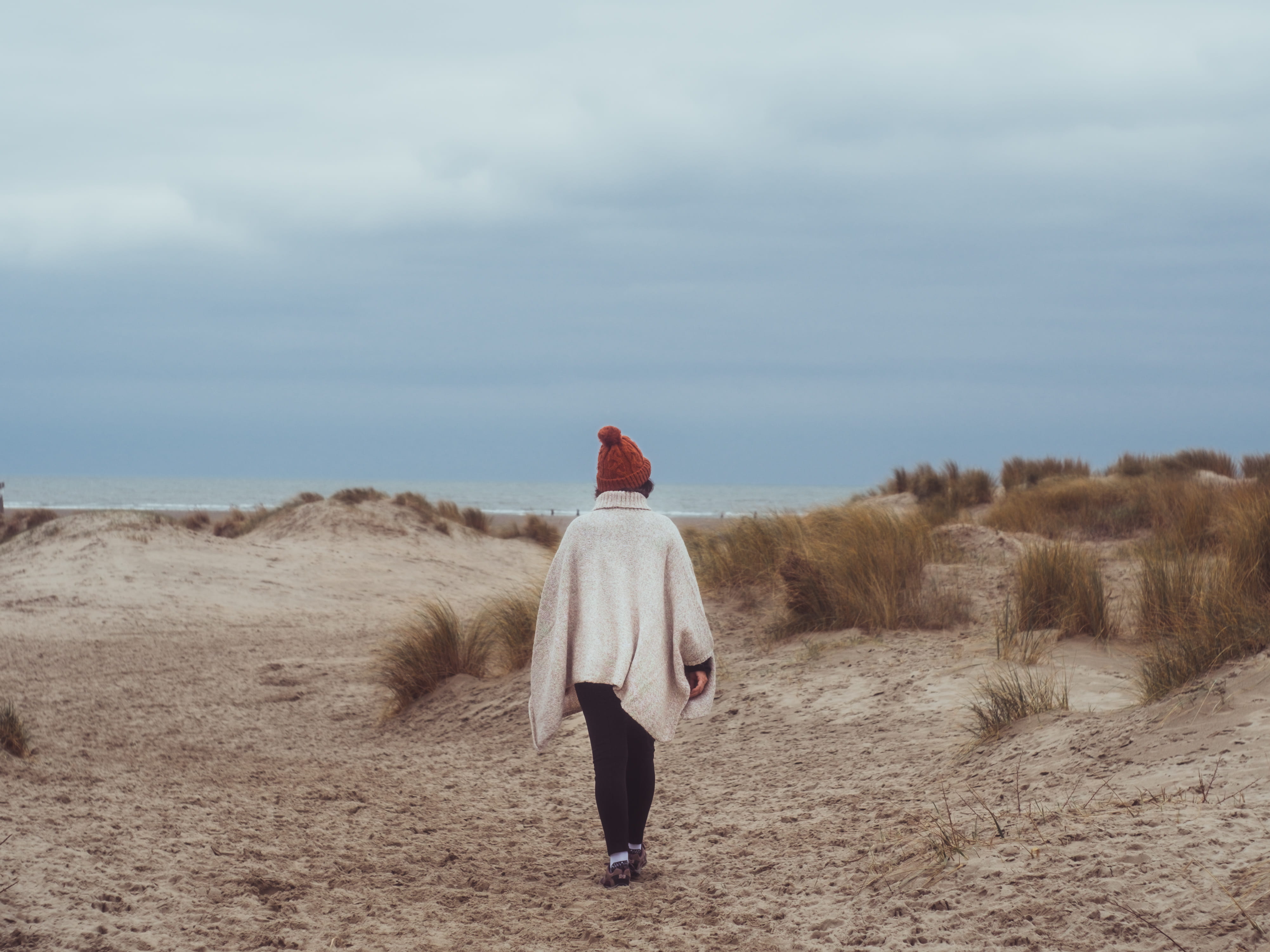 plant, 4K, day, sweatshirt, leisure activity, lifestyles, warm clothing, coat, environment, real people, field, nature, poncho, landscape, ground, hairstyle, HD Wallpaper