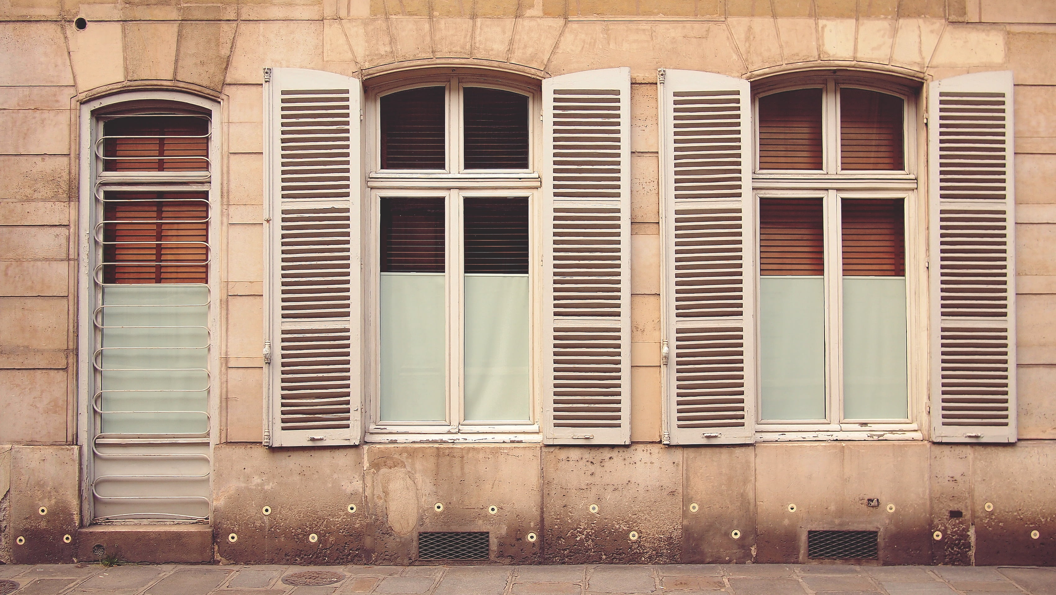 wood - material, monument, day, parisian, french, europe, city, building exterior, door, travel, wooden, closed, window, tourist, shutter, daytimes, house, HD Wallpaper