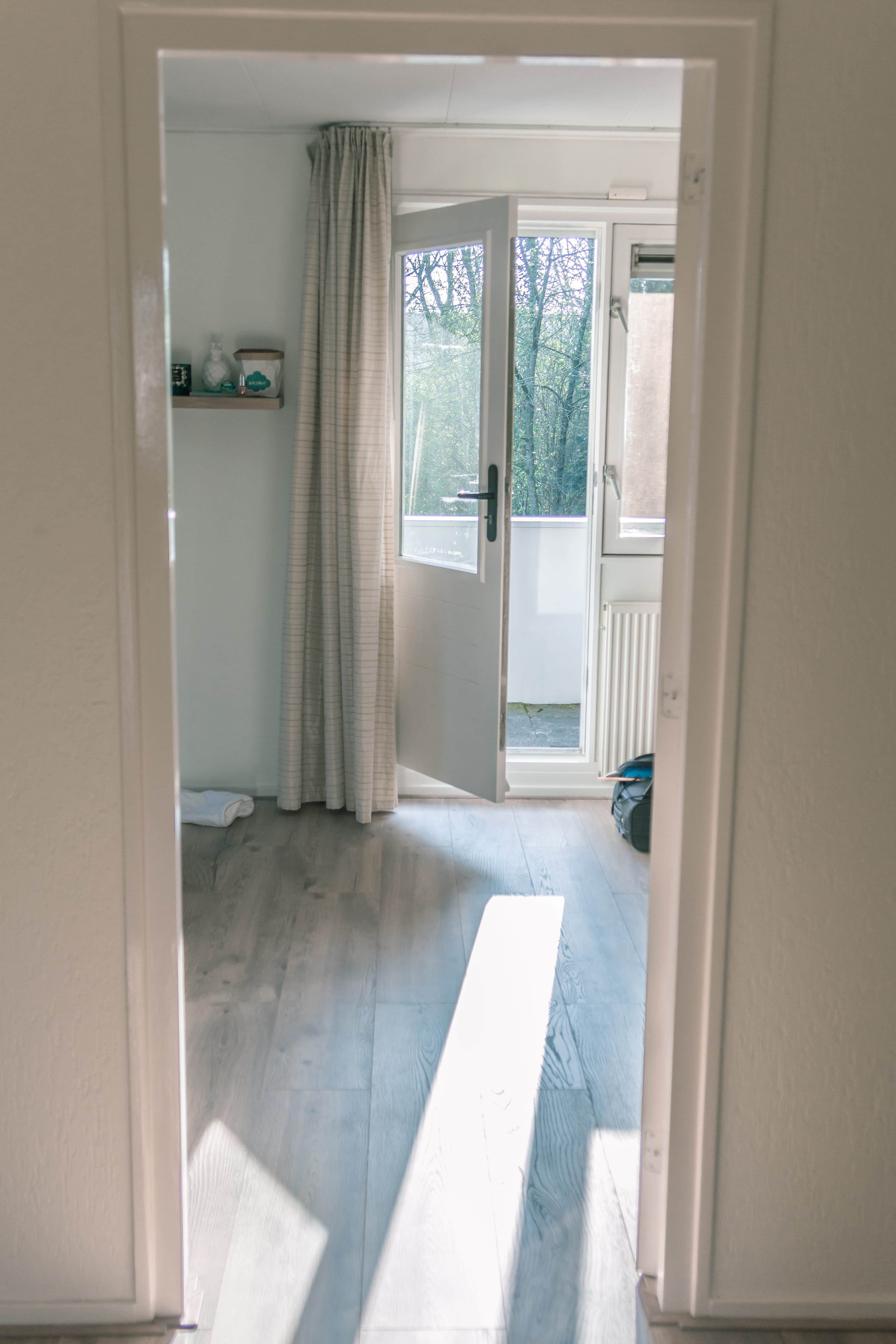 entrance, door, corner, window, day, white, clean, flooring, wood, streetphotography, empty, hardwood, open, tiled floor, picture window, indoors, arcade, Phone HD Wallpaper