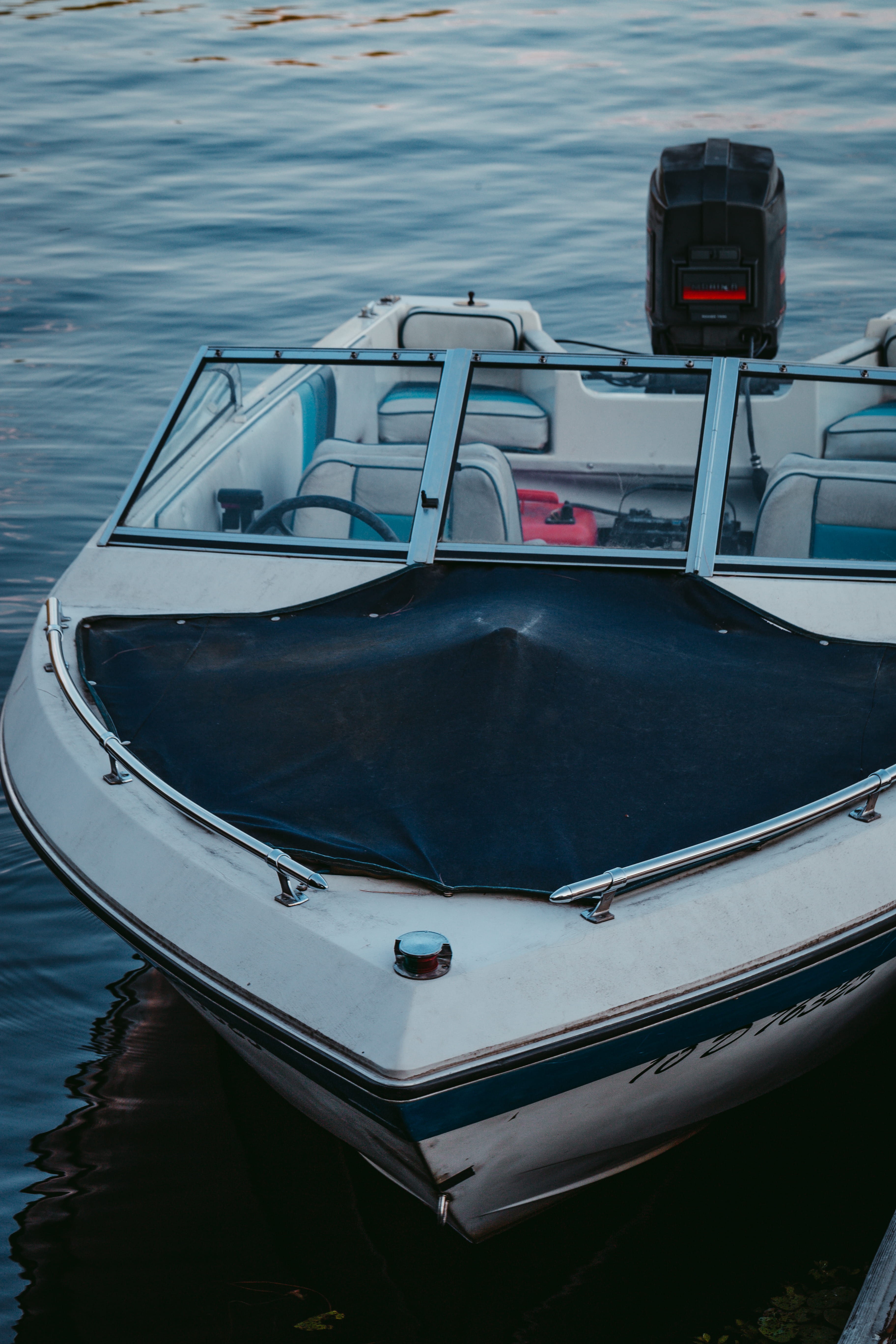 black, high angle view, watercraft, coast, vessel, white color, mode of transportation, transport, outdoors, waterfront, gray, vest, clothing, canada, sailing, Phone HD Wallpaper