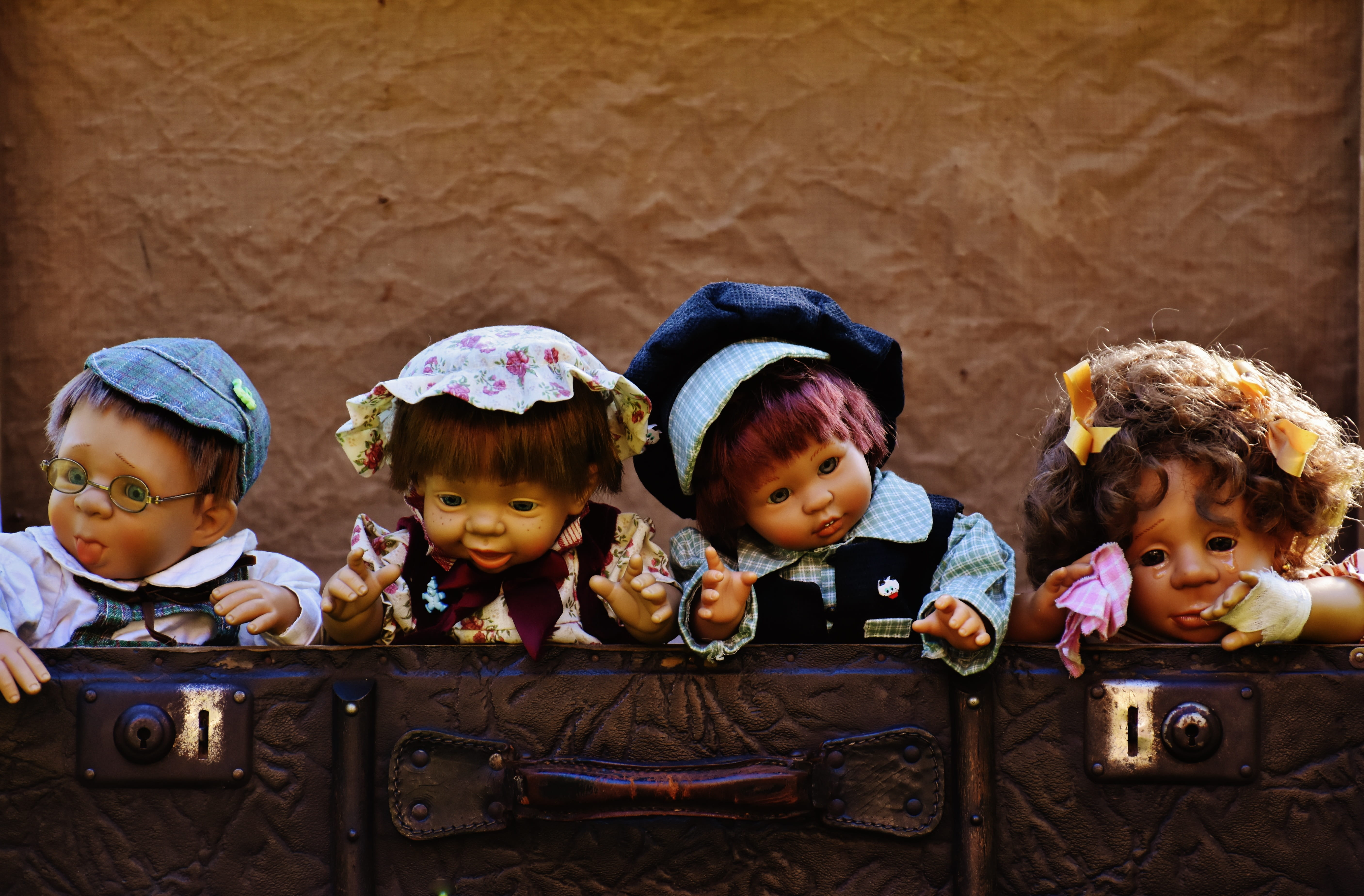kid, innocence, dolls, girls, people, little, togetherness, sibling, funny, youth, antique, child, childhood, leather, wear, luggage, men, women, sister, HD Wallpaper