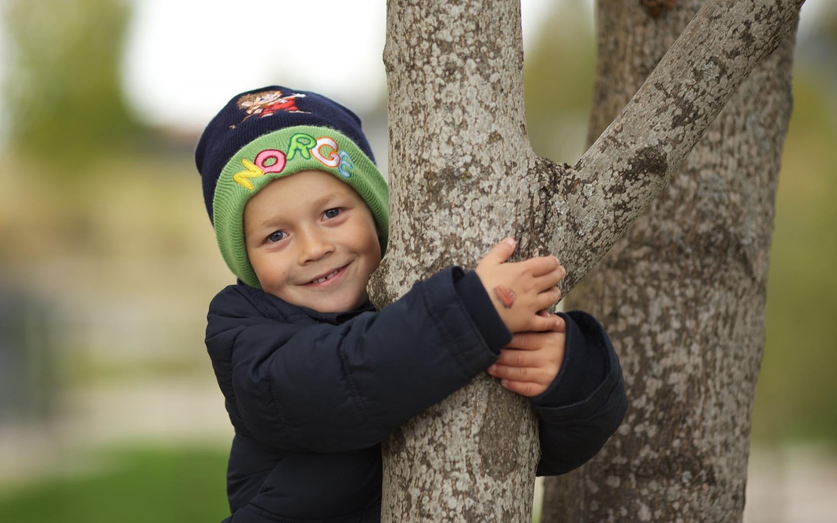 knit, hugged, cap, hat, playing, preschool Age, children, caucasian Ethnicity, black, people, cute, beautiful, park - Man Made Space, small, lifestyles, HD Wallpaper