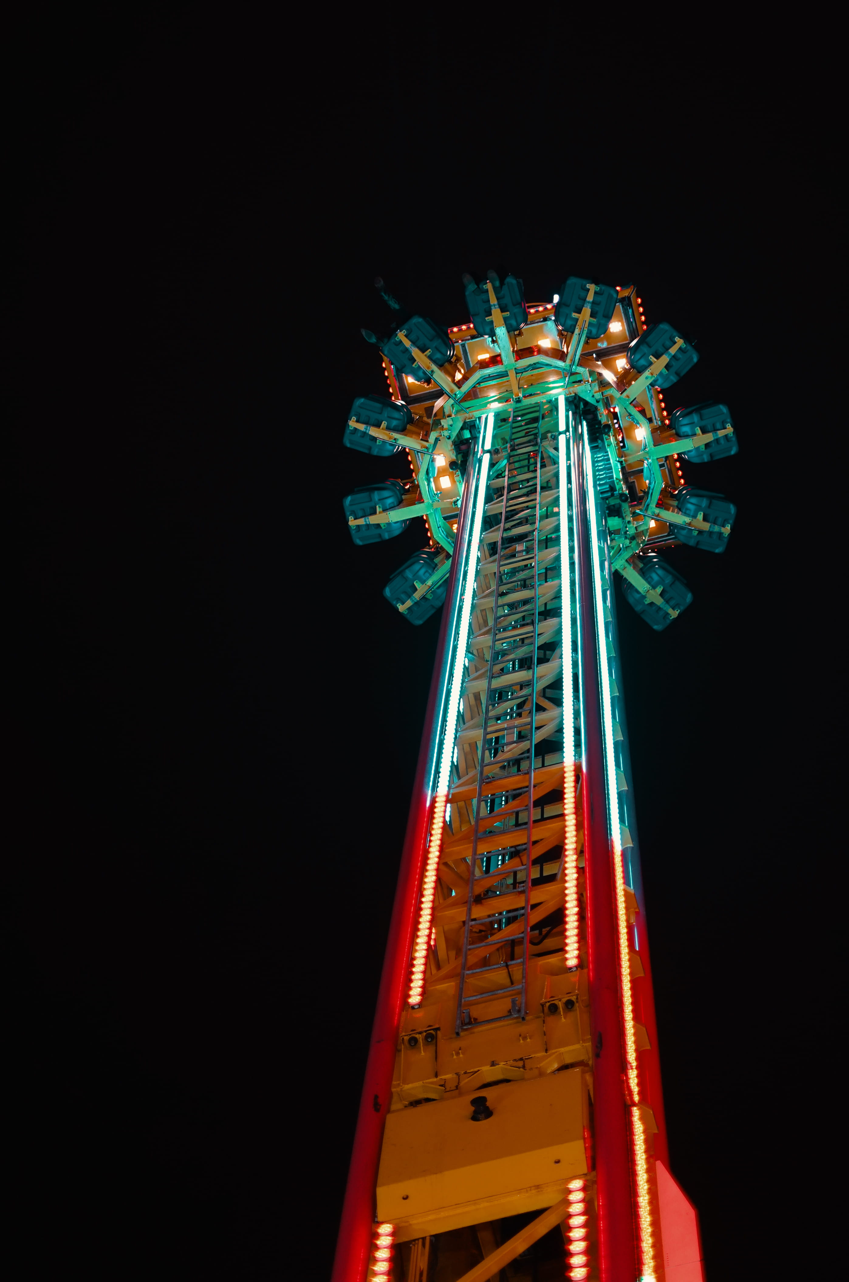 neon, copy space, amusement, vehicle, airplane, airliner, theme park, transportation, lights, 4K, arts culture and entertainment, building, coaster, no people, Phone HD Wallpaper
