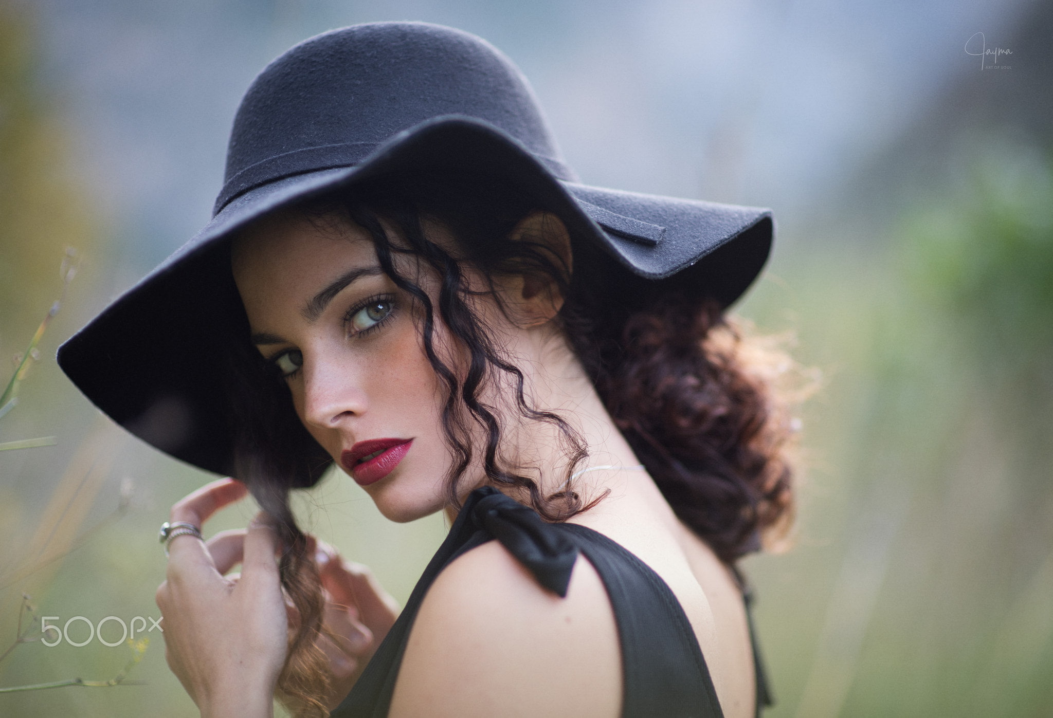 hat, bokeh, 1080P, portrait, depth of field, model, red lipstick, brunette, bonnet, women outdoors, looking at viewer, bare shoulders, women, HD Wallpaper