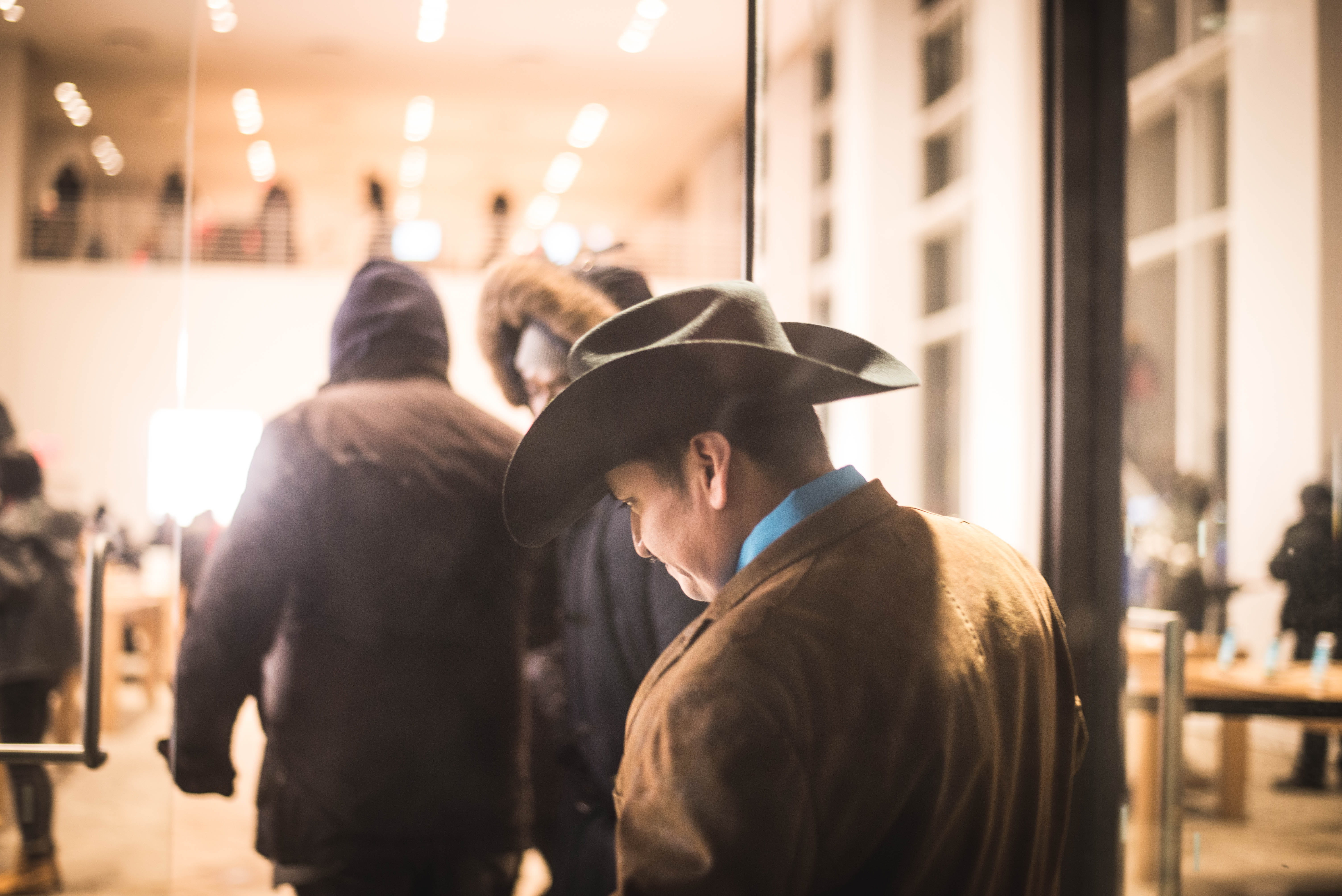 apple, men, boutique, real people, standing, coat rack, dating, cowboy hat, sweatshirt, trench coat, apparel, sun hat, leisure activity, adult, sweater, HD Wallpaper