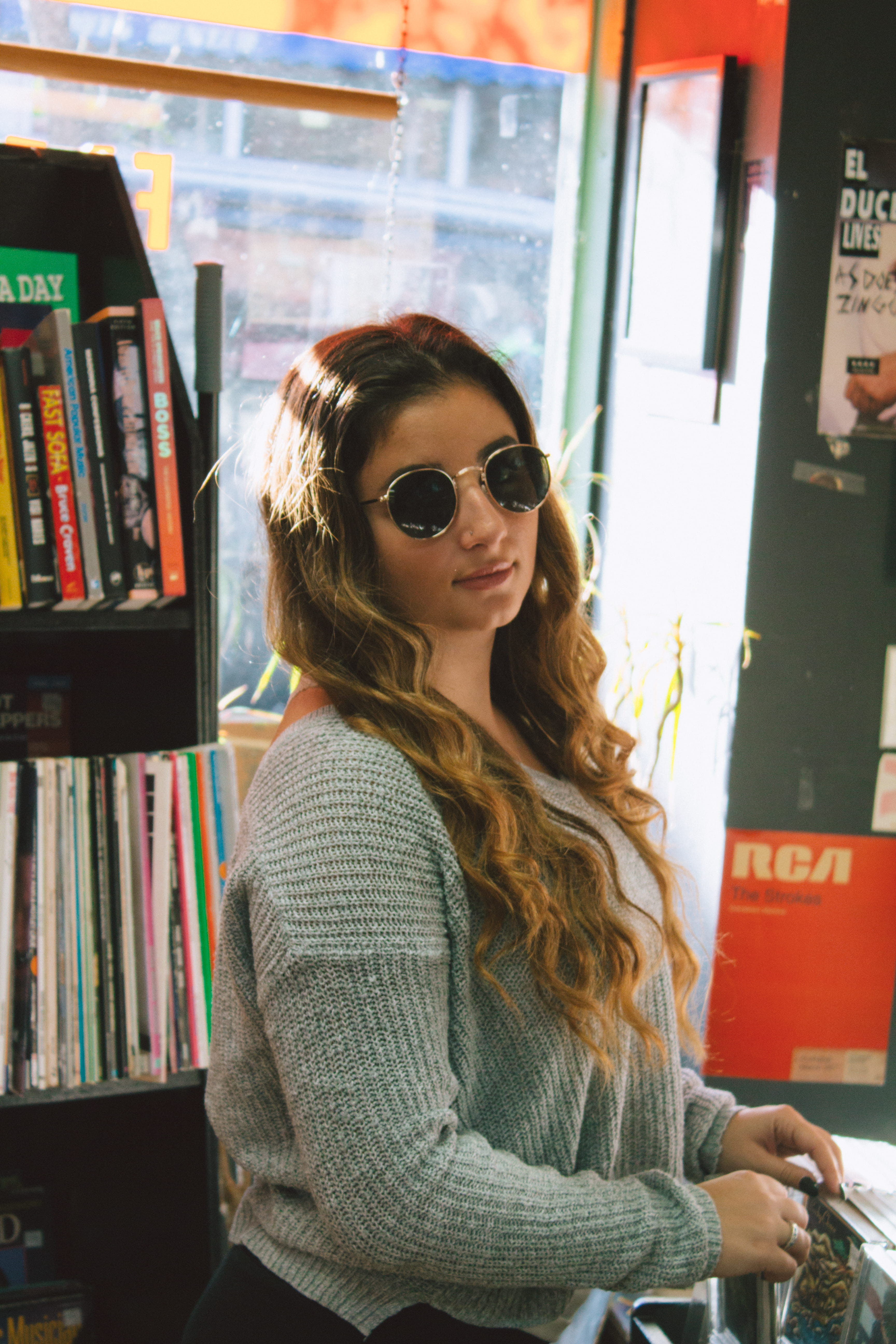 vintage, season, lense, hipster, model, autumn, shades, trendy, lenon, old, 5K, music, indoors, lifestyles, record, hairstyle, lenses, real people, one person, Phone HD Wallpaper