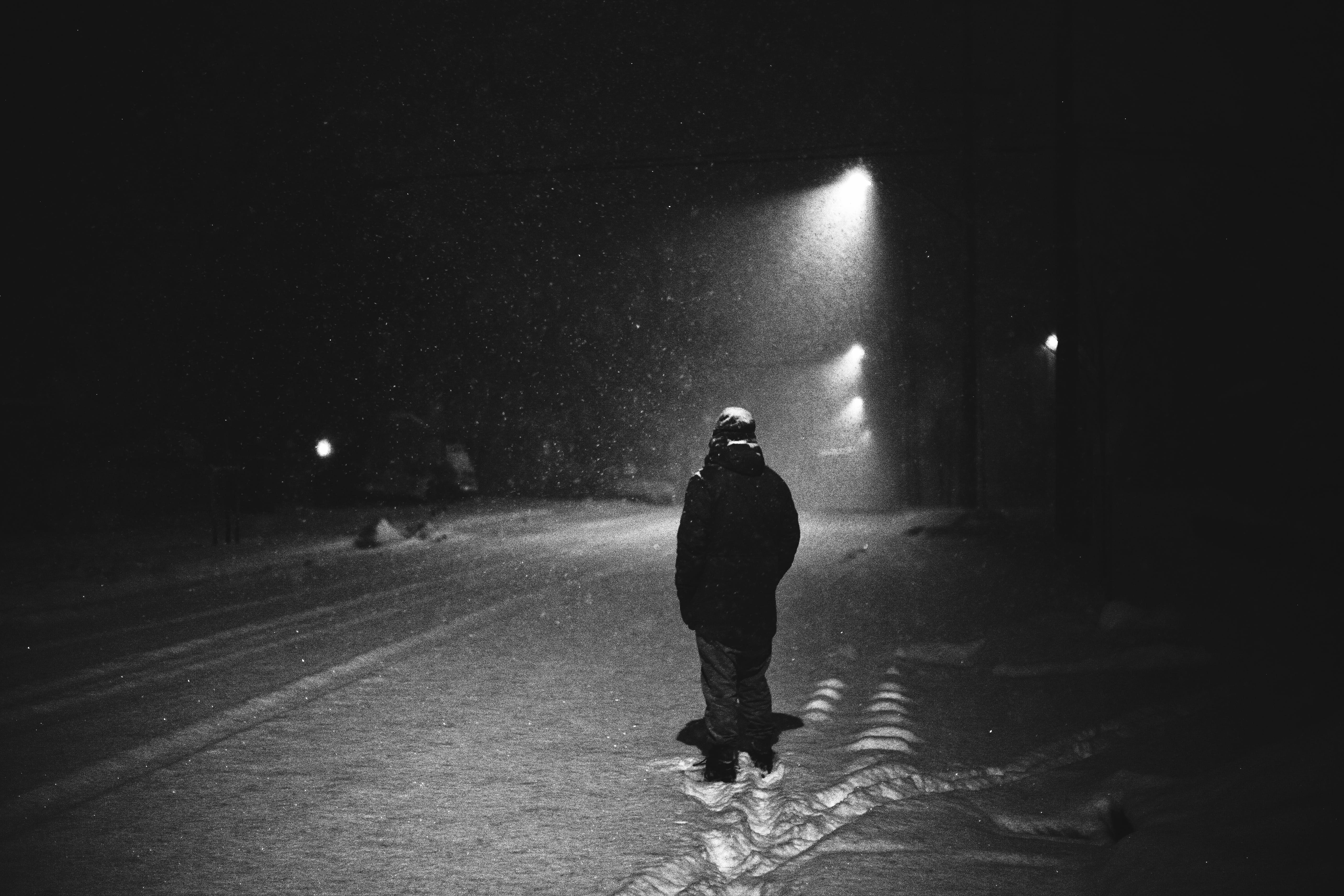 real people, street, dark, photography, jazz, person, walking, night time, city, city light, rear view, 5K, standing, night, warm clothing, contrast, man, HD Wallpaper