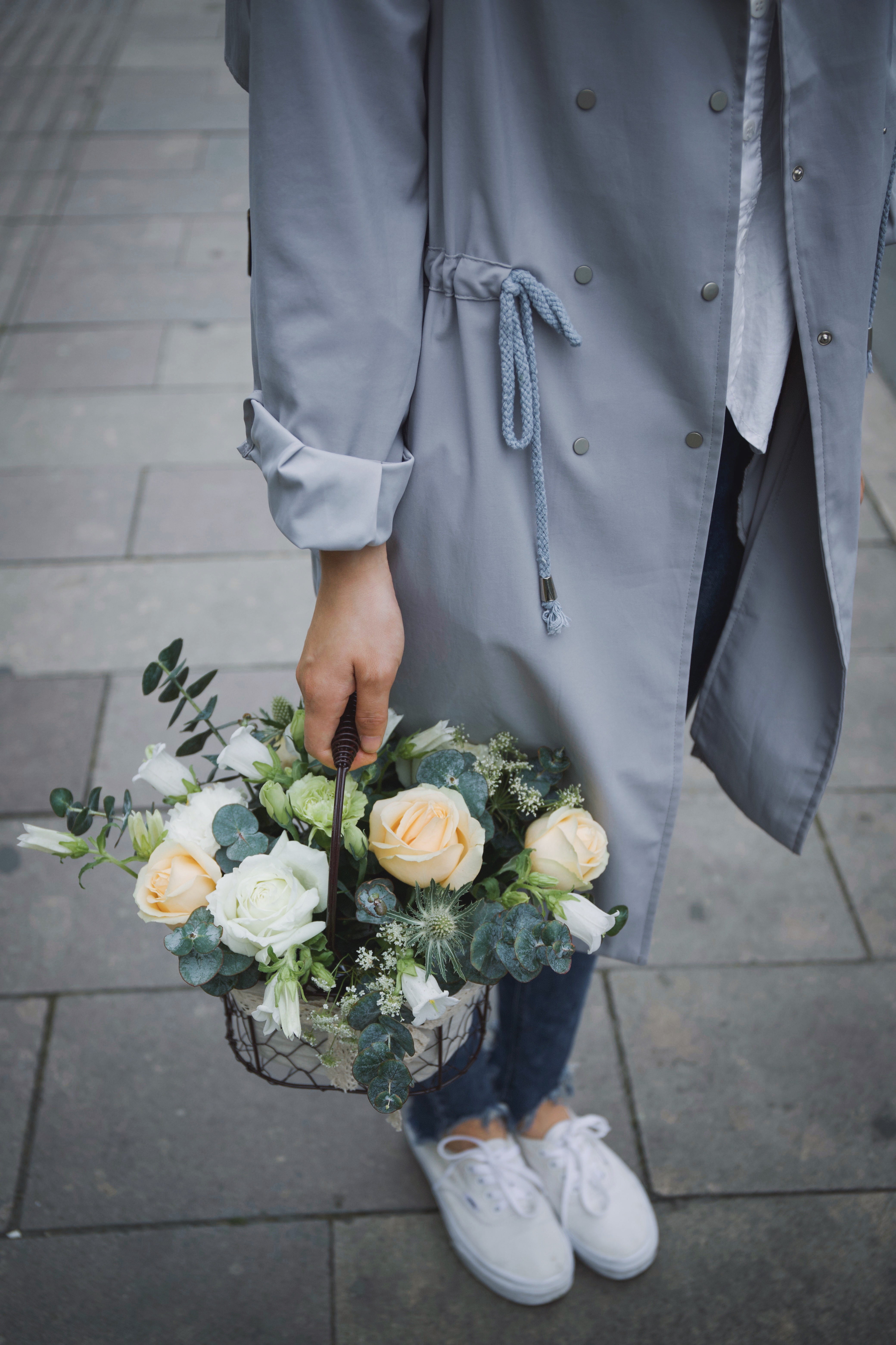 urban, bouquet, food and drink, wellbeing, food, white shoe, basket, white, holding, men, gray, wearing, flower, grey, real people, high angle view, detail, Phone HD Wallpaper