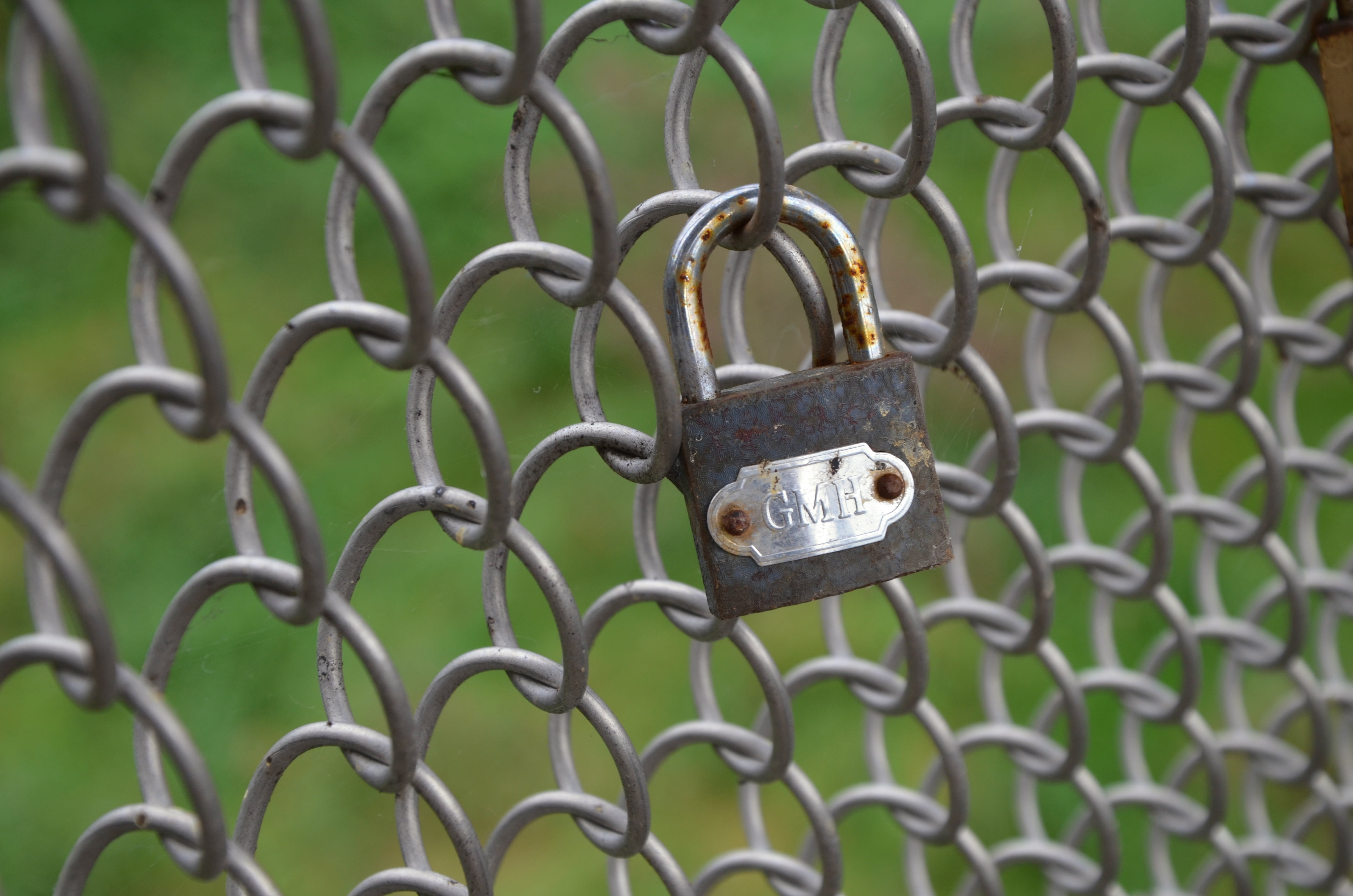 loyalty, no people, security, barrier, boundary, lock, outdoors, chainlink fence, protection, castle, 4K, rusty, friendship, chain, day, love, love symbol, HD Wallpaper