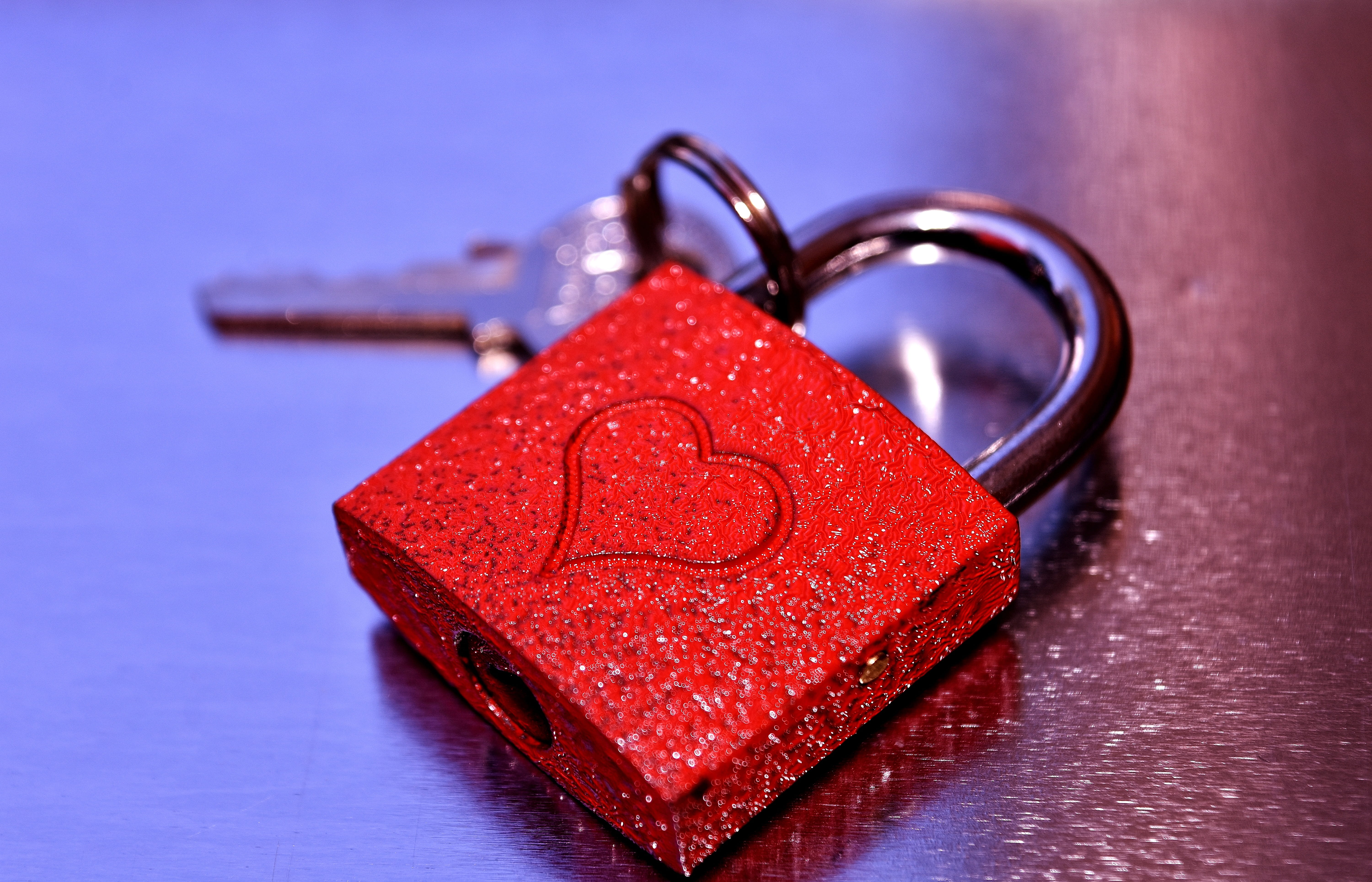 craft, key to the heart, togetherness, symbol, valentines day - holiday, together, studio shot, 5K, single object, connection, partnership, trust, communication, HD Wallpaper