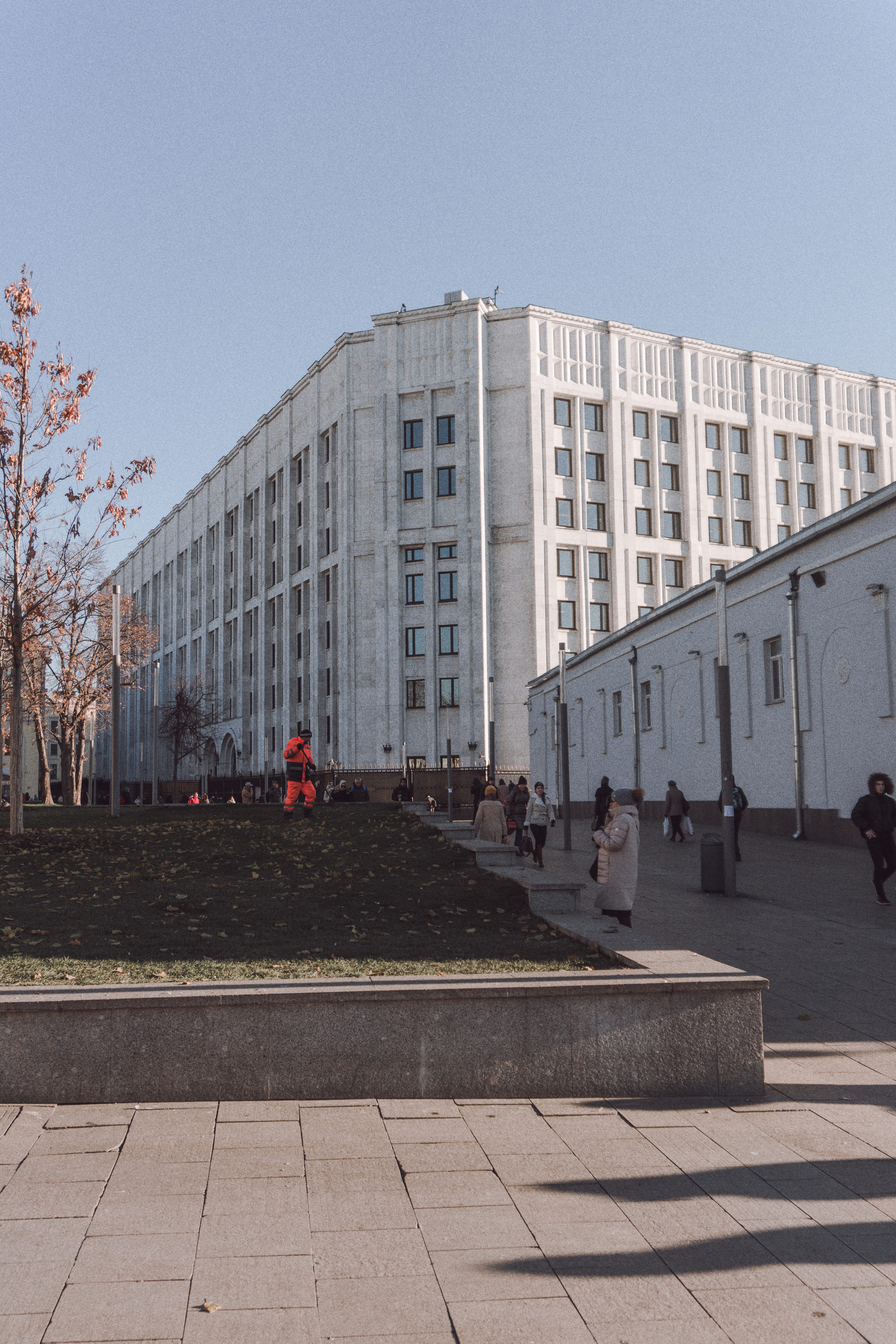 women, contrast, building exterior, footpath, winter, town, men, architecture, clear sky, city, autumn, building, street, moscow, day, built structure, Phone HD Wallpaper