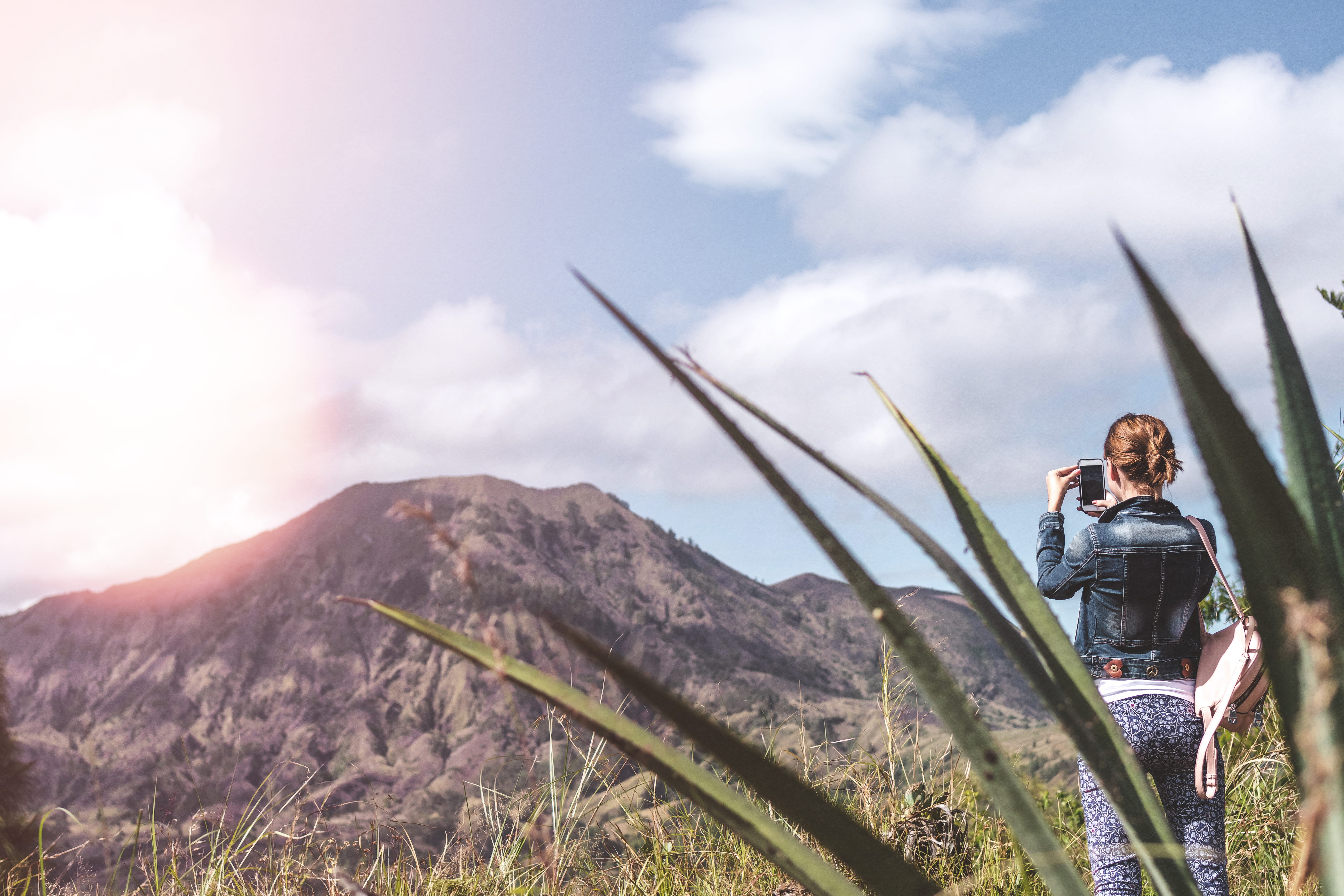 brown, men, phone, outdoors, real People, tourist, happiness, denim, vacations, mountain, wearing, scenics, hillside, hiking, journey, backpack, hike, from behind, HD Wallpaper