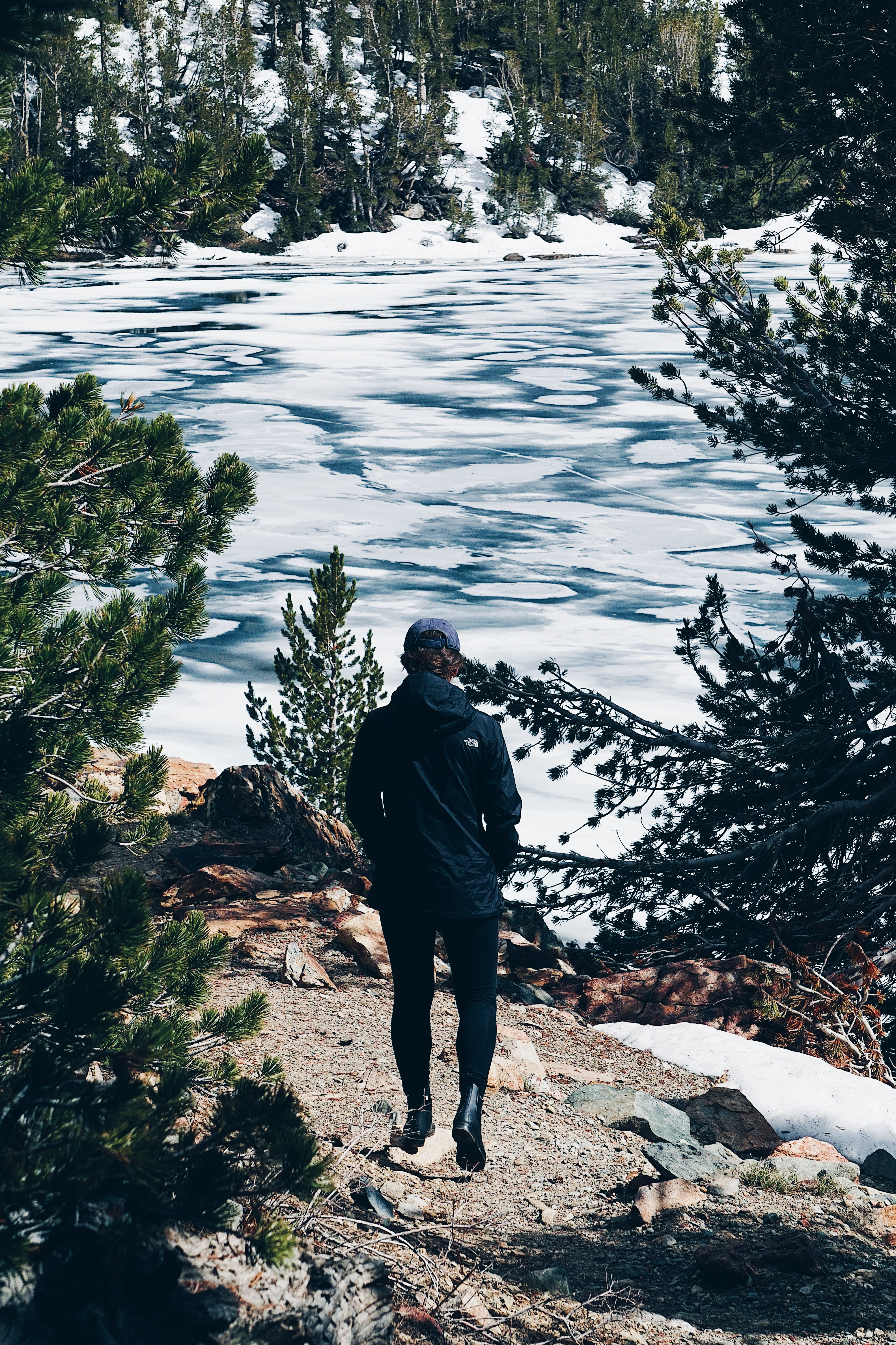 soi, real people, black, l, ground, frozen lake, surrounded, beauty in nature, wilderness, lake, walking away, full length, trip, casual clothing, cold, Phone HD Wallpaper