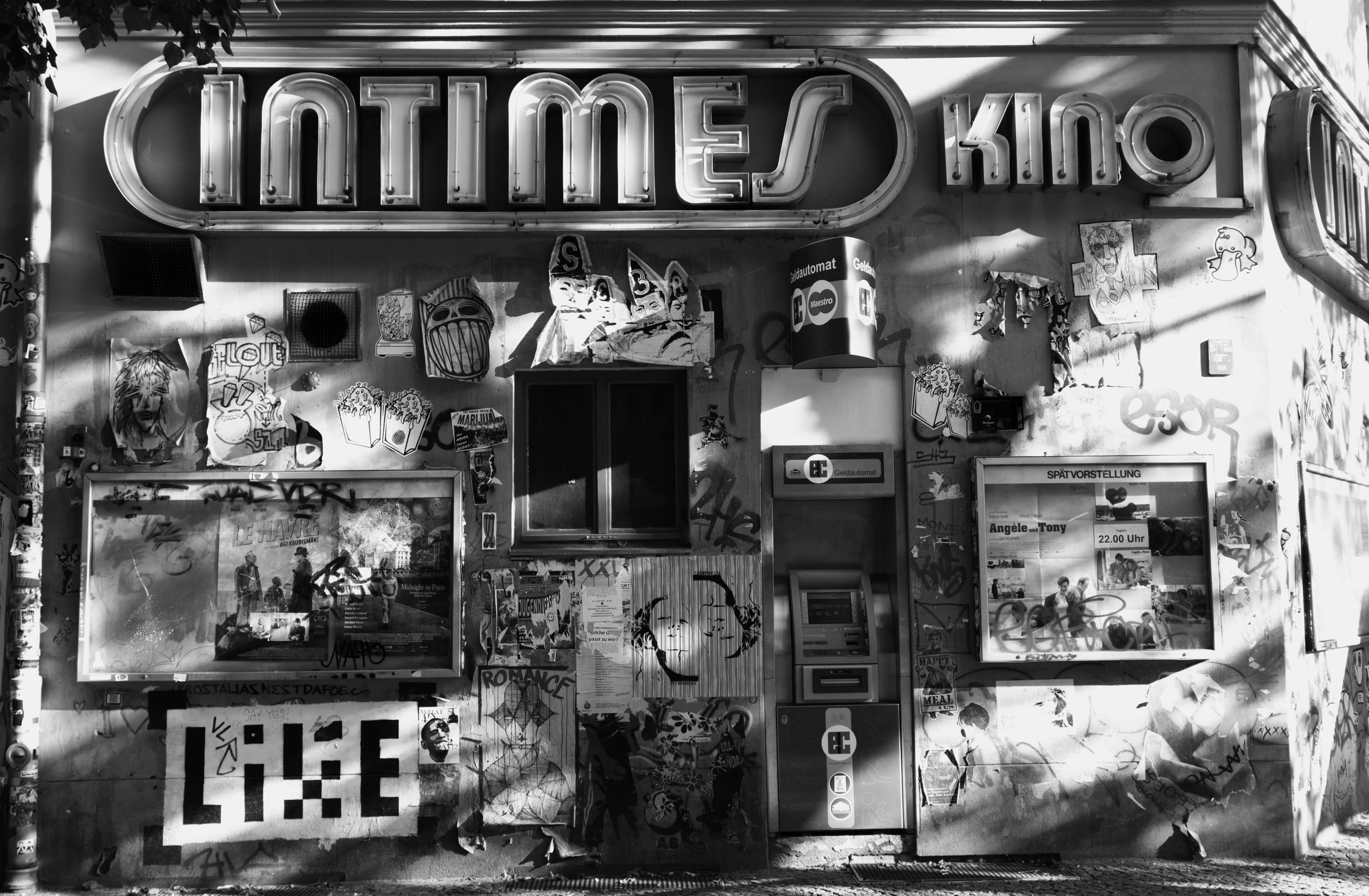 train - vehicle, rail transportation, western script, architecture, black, window, outdoors, shadows, communication, 2K, black and white, train, kino, HD Wallpaper