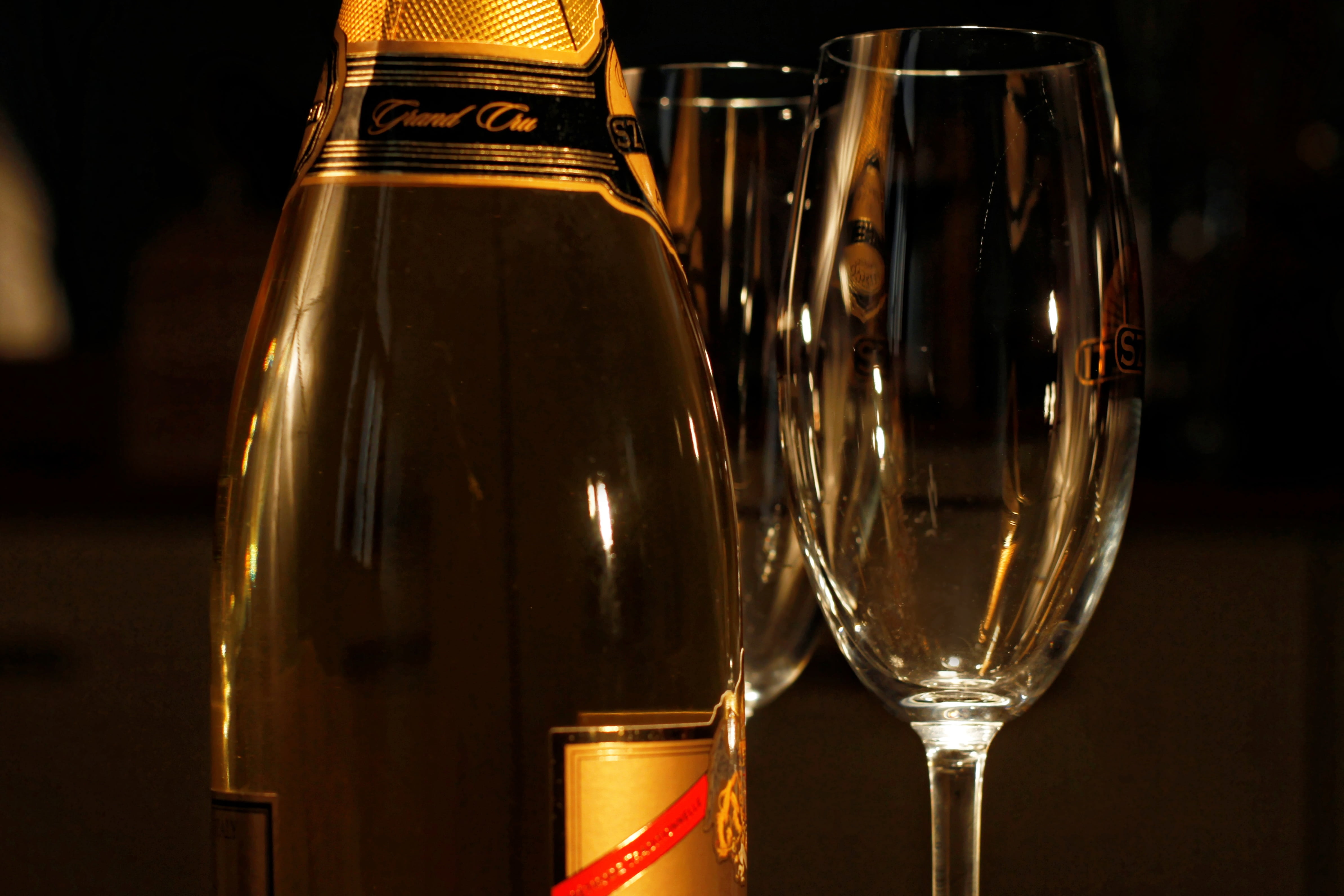 bubbles, sparkle, romantic, elegant, year, two, wine, dark, bottle, wineglass, refreshment, focus, new, drinking glass, shallow, toast, household equipment, HD Wallpaper