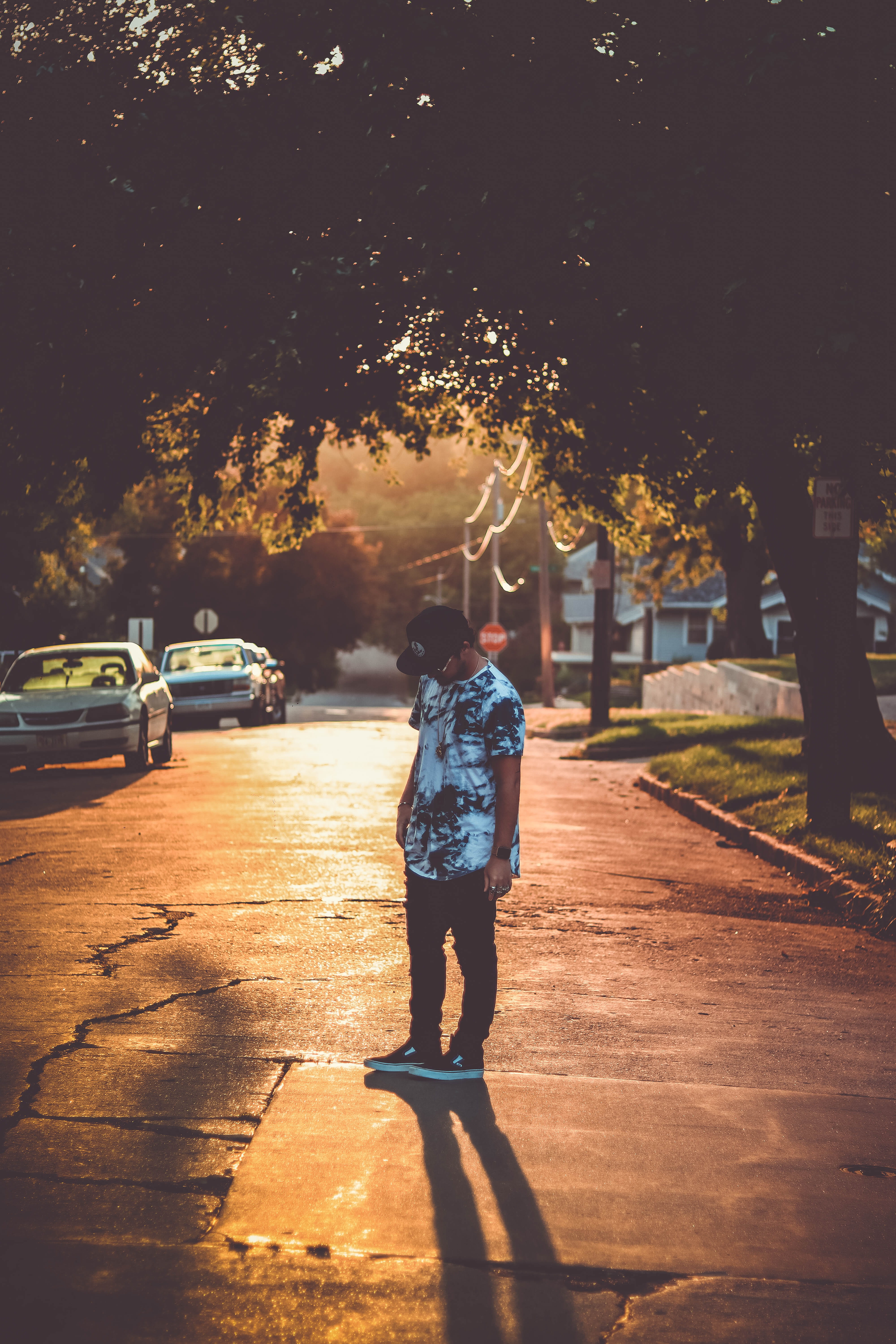 trees, road, motor vehicle, full length, lifestyles, streets, cap, car, city, iowa, 5K, outdoors, standing, sioux city, street, leisure activity, tree, Phone HD Wallpaper